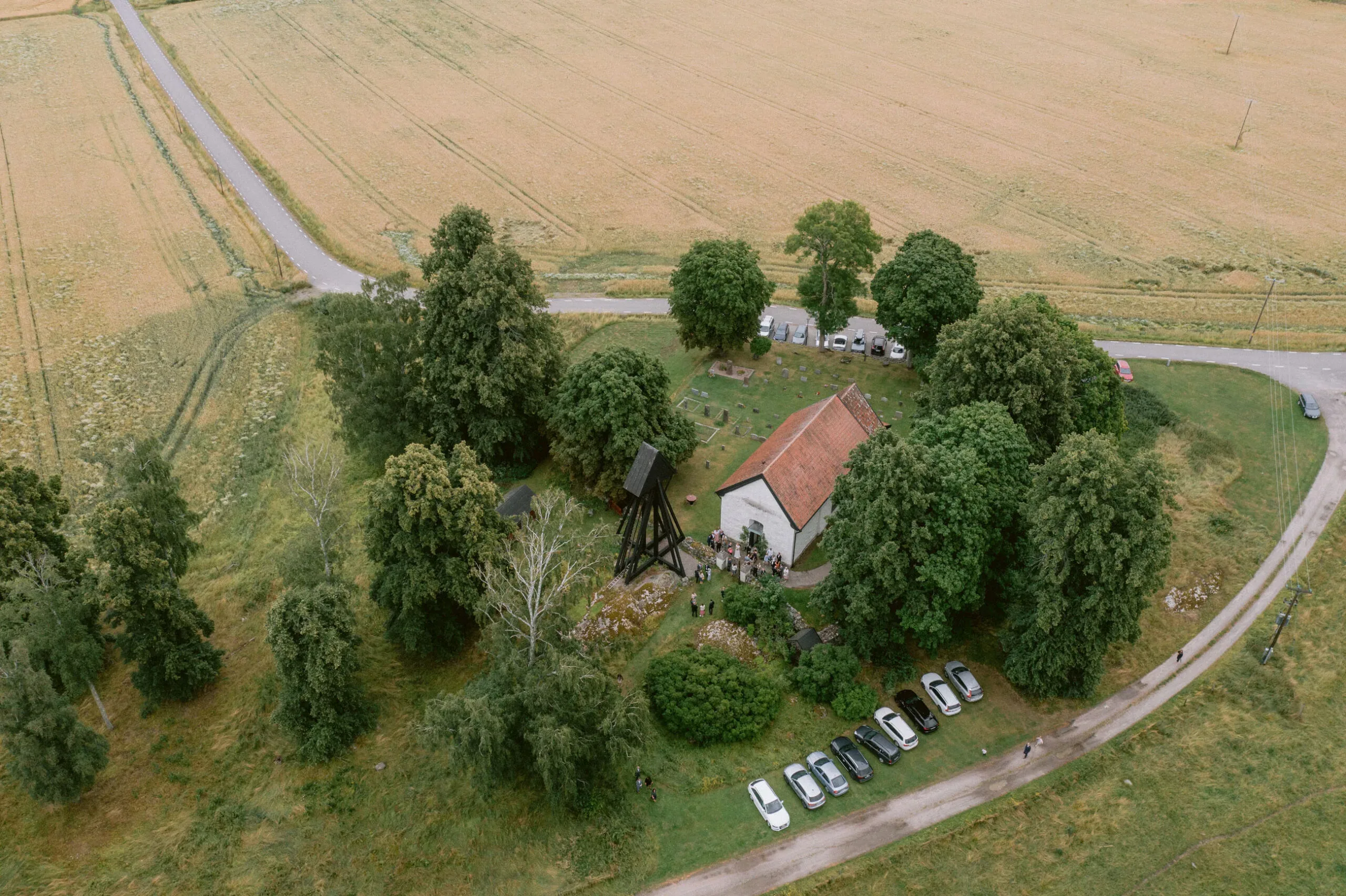 Elin & David under sitt sommarbröllop i Södermanland bild 8