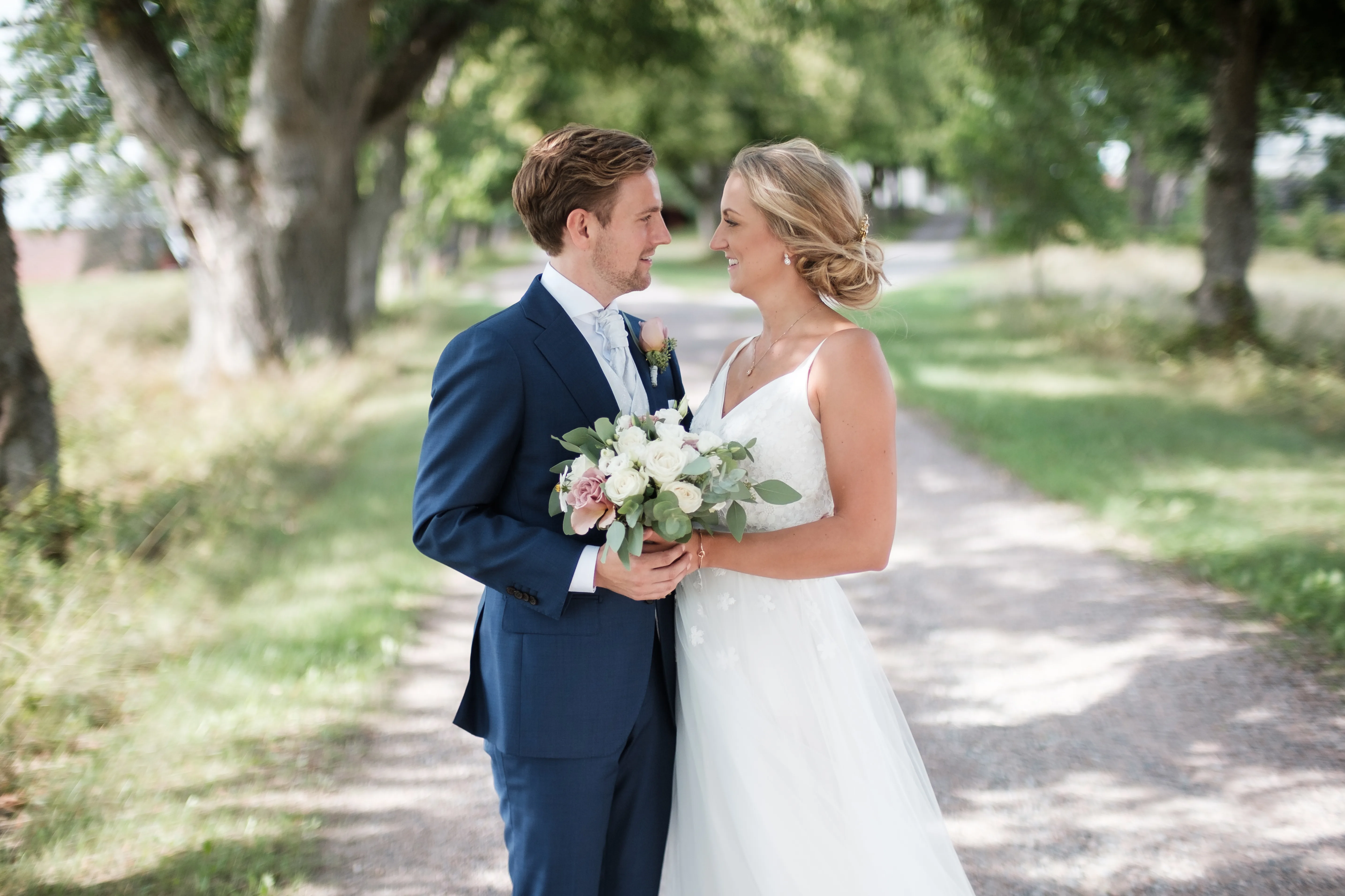 Elin & Viktor under sitt sommarbröllop i Svärta kyrka och på Åboö bild 6