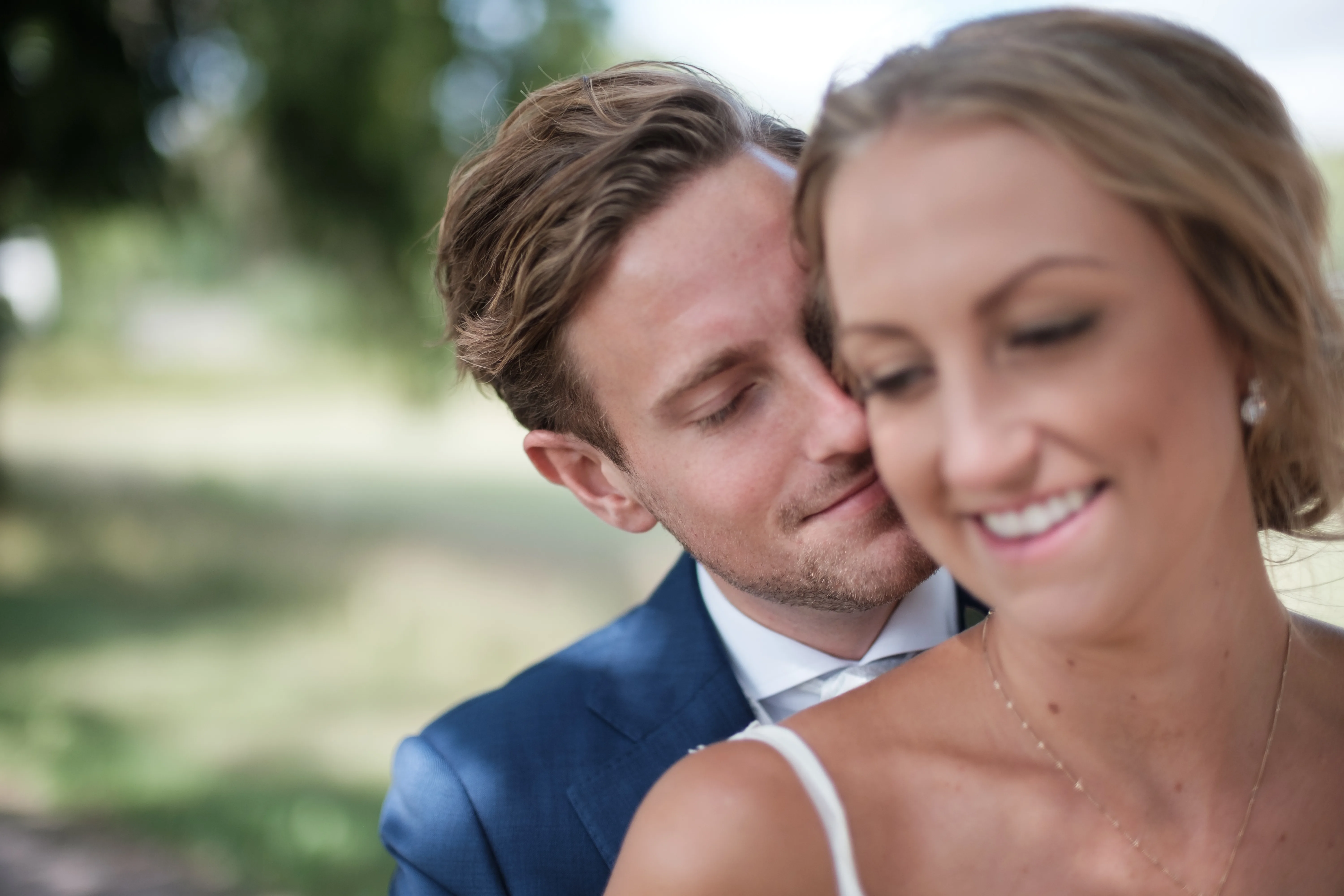 Elin & Viktor under sitt sommarbröllop i Svärta kyrka och på Åboö bild 7