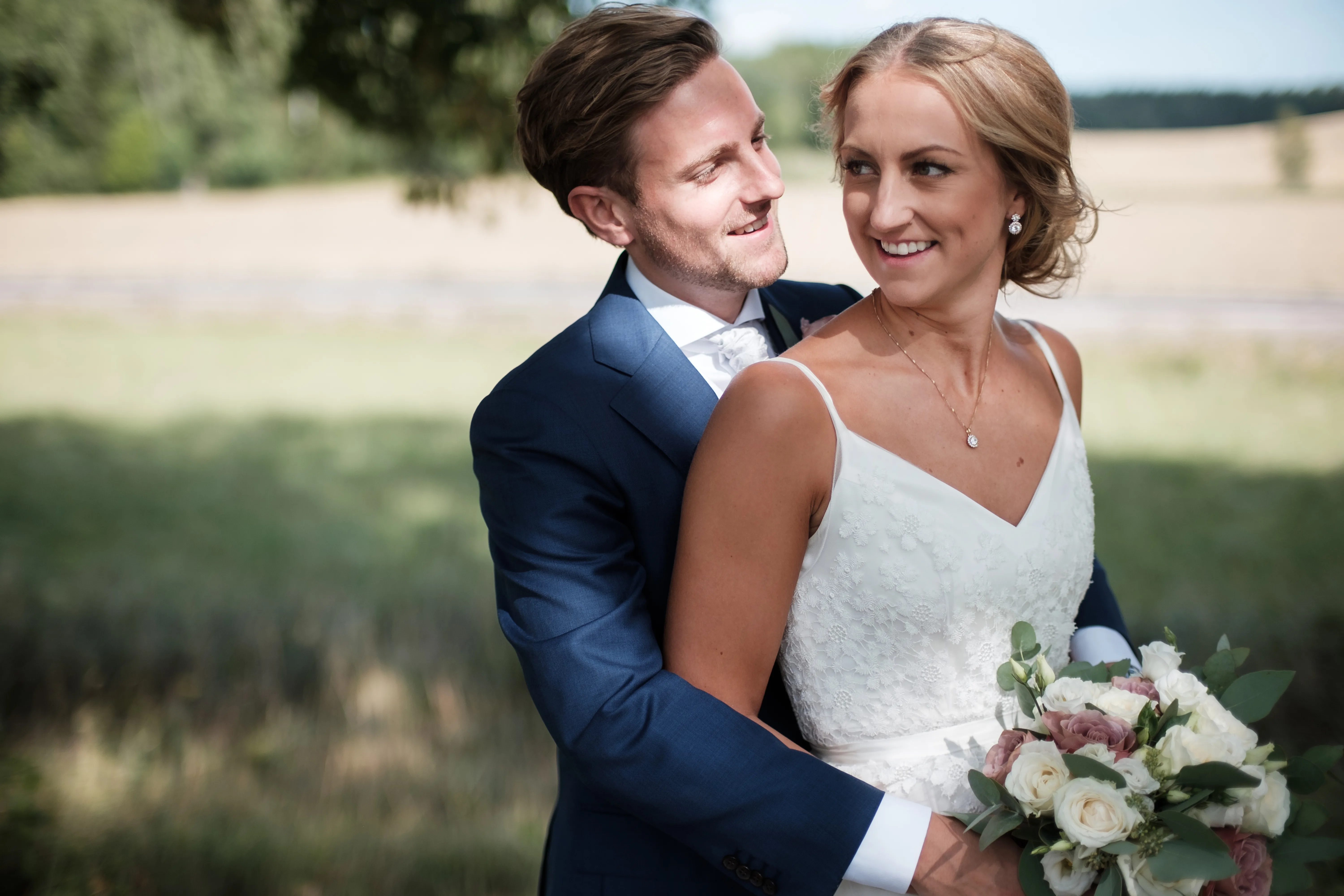 Elin & Viktor under sitt sommarbröllop i Svärta kyrka och på Åboö bild 8