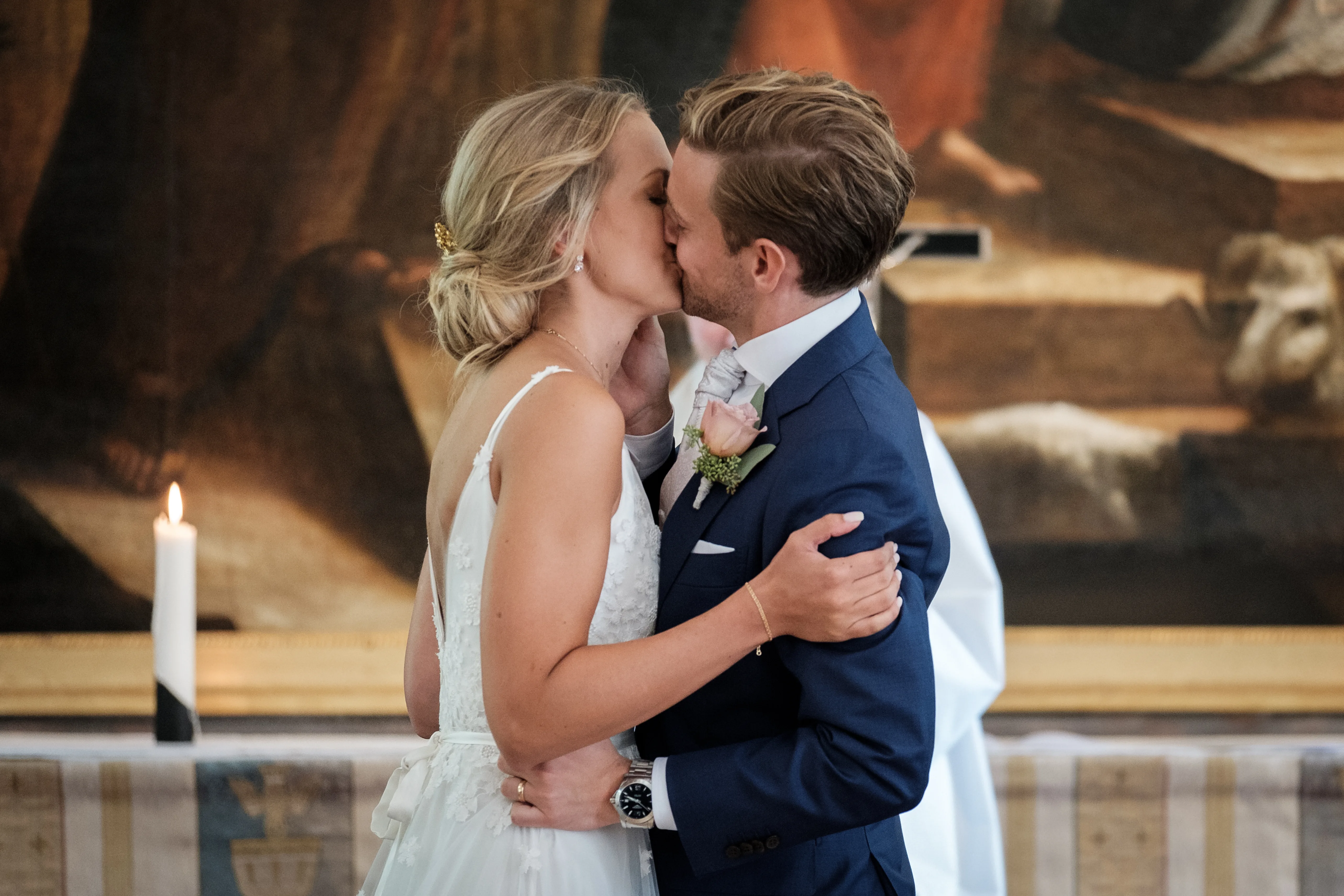 Elin & Viktor under sitt sommarbröllop i Svärta kyrka och på Åboö