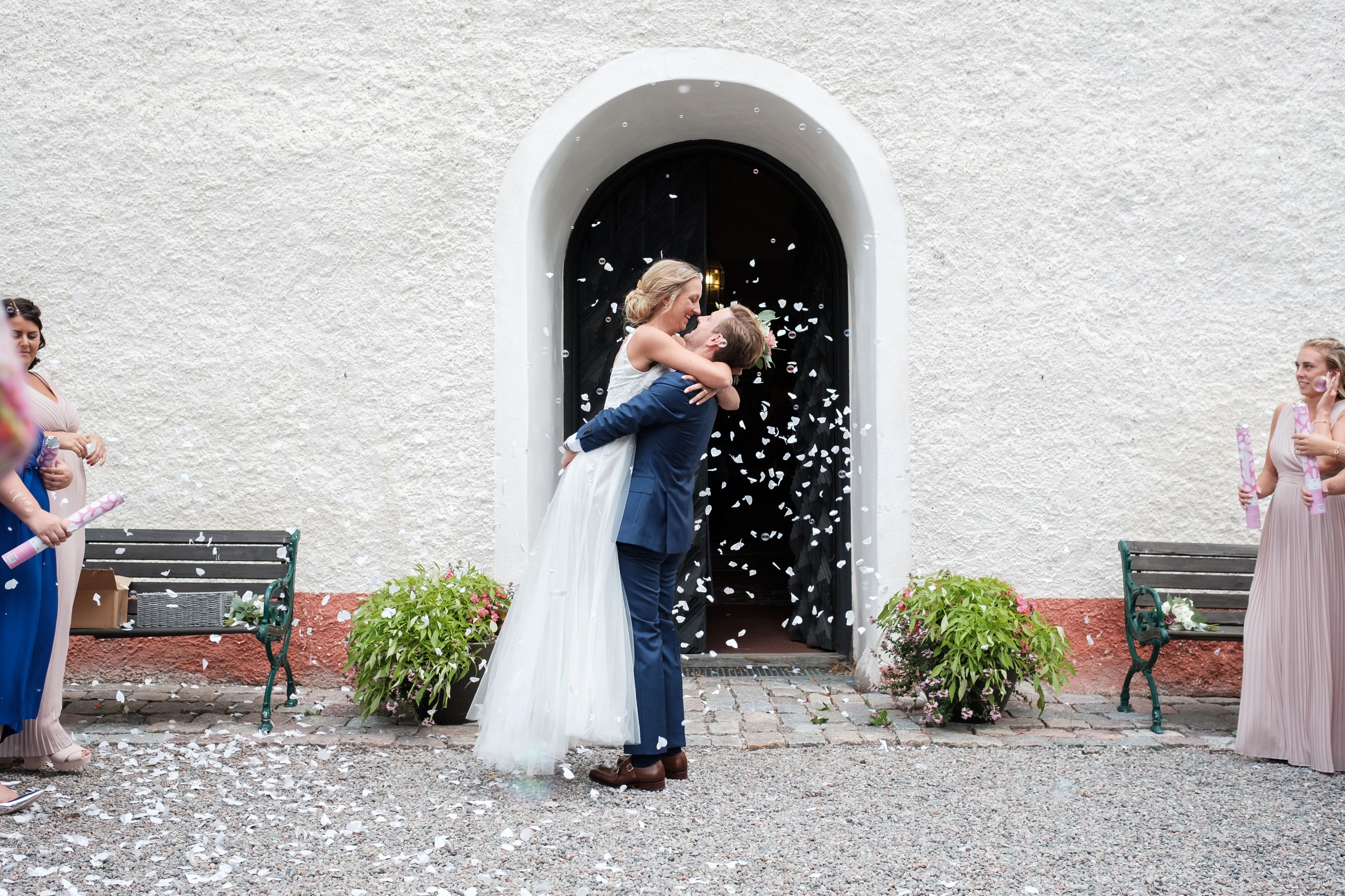 Elin & Viktor under sitt sommarbröllop i Svärta kyrka och på Åboö bild 10