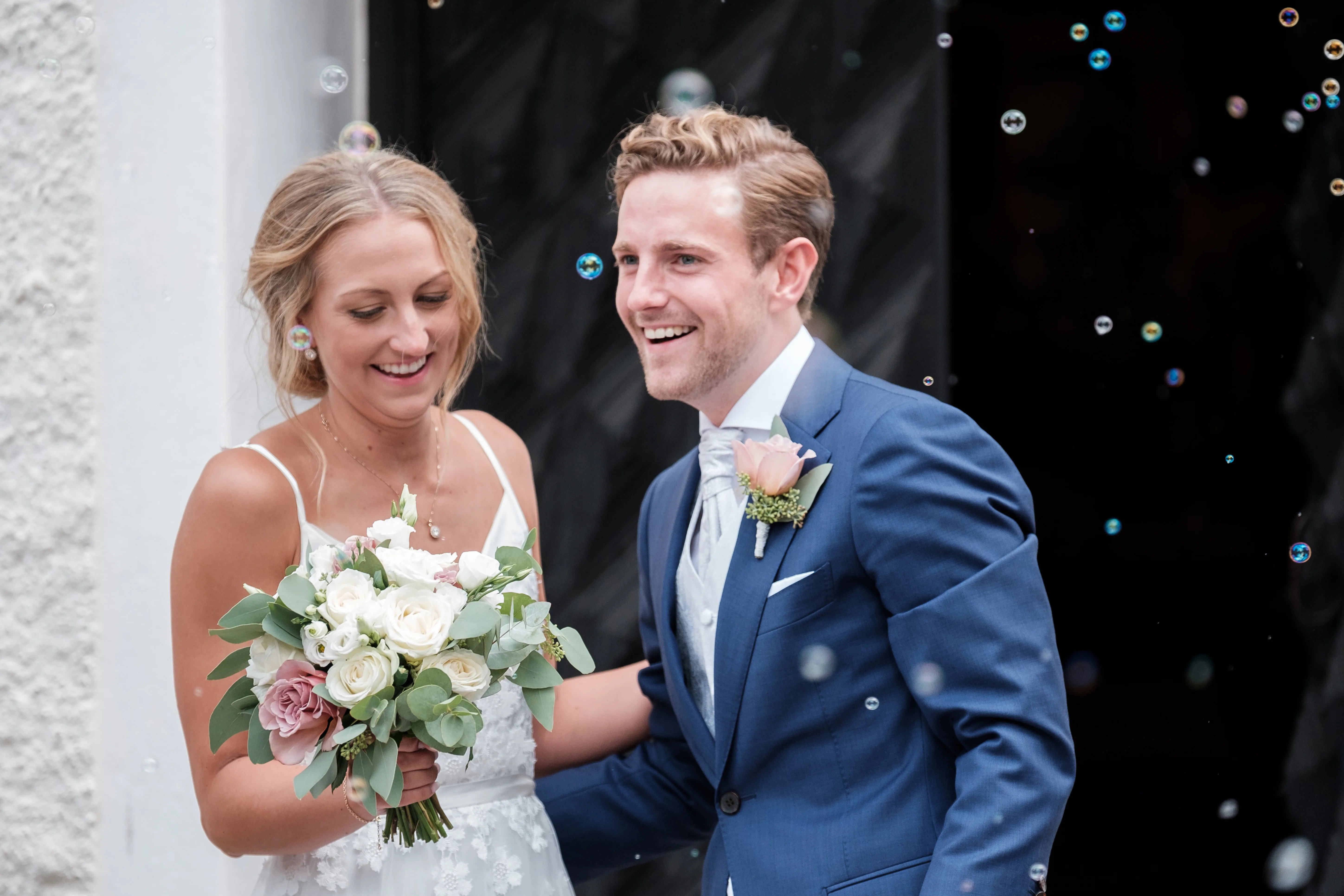 Elin & Viktor under sitt sommarbröllop i Svärta kyrka och på Åboö bild 11