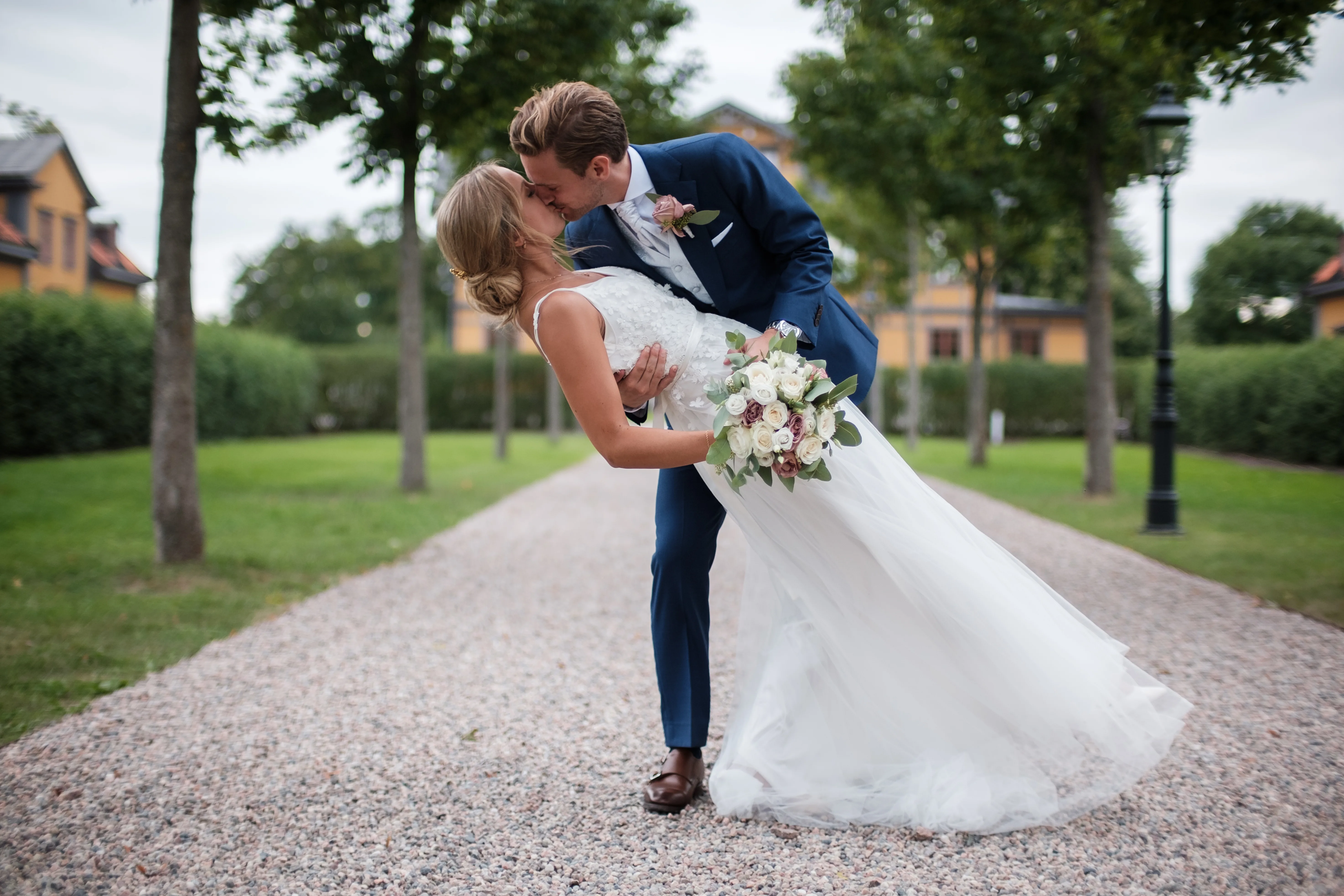 Elin & Viktor under sitt sommarbröllop i Svärta kyrka och på Åboö bild 14