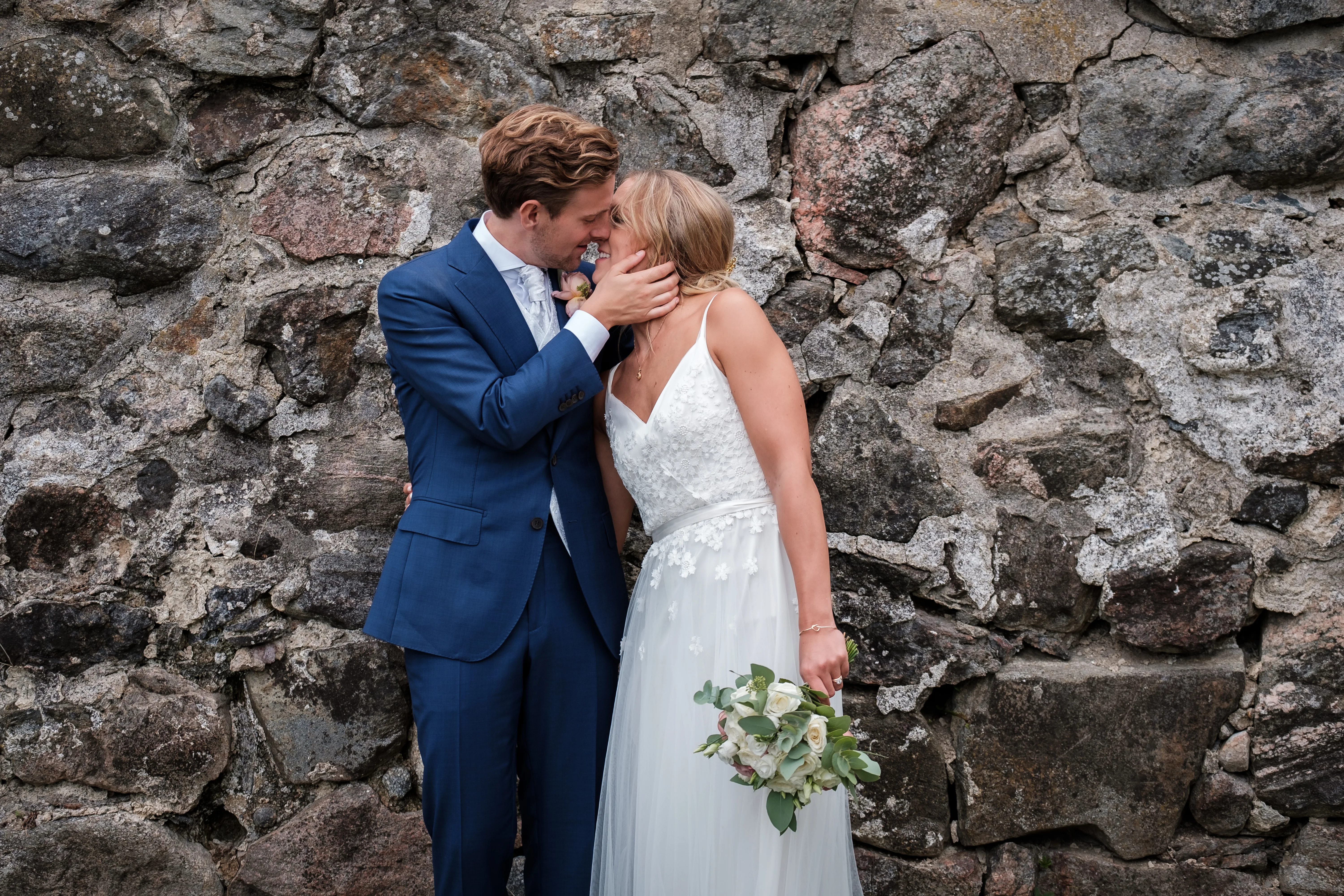 Elin & Viktor under sitt sommarbröllop i Svärta kyrka och på Åboö bild 16