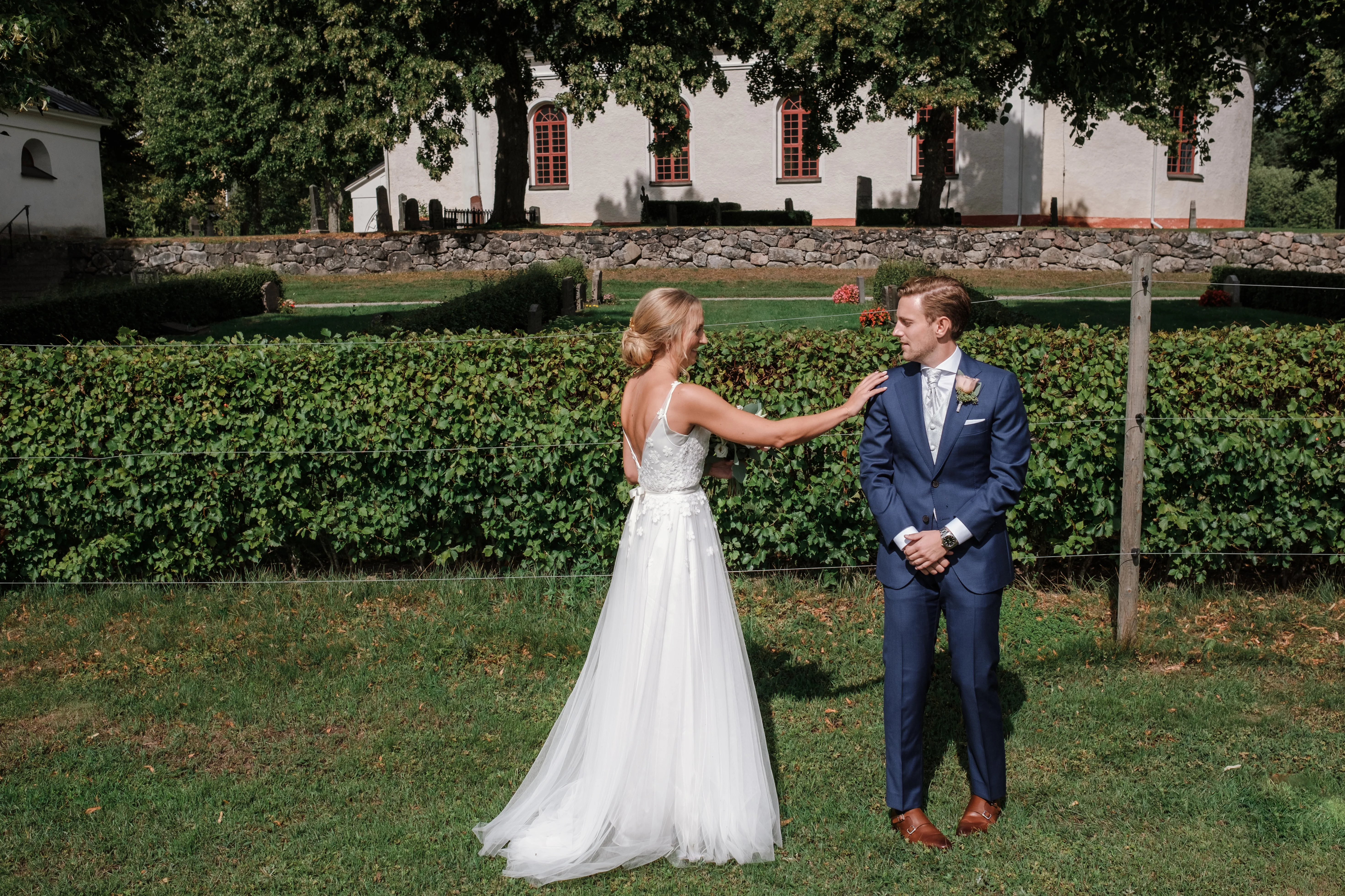 Elin & Viktor under sitt sommarbröllop i Svärta kyrka och på Åboö bild 3