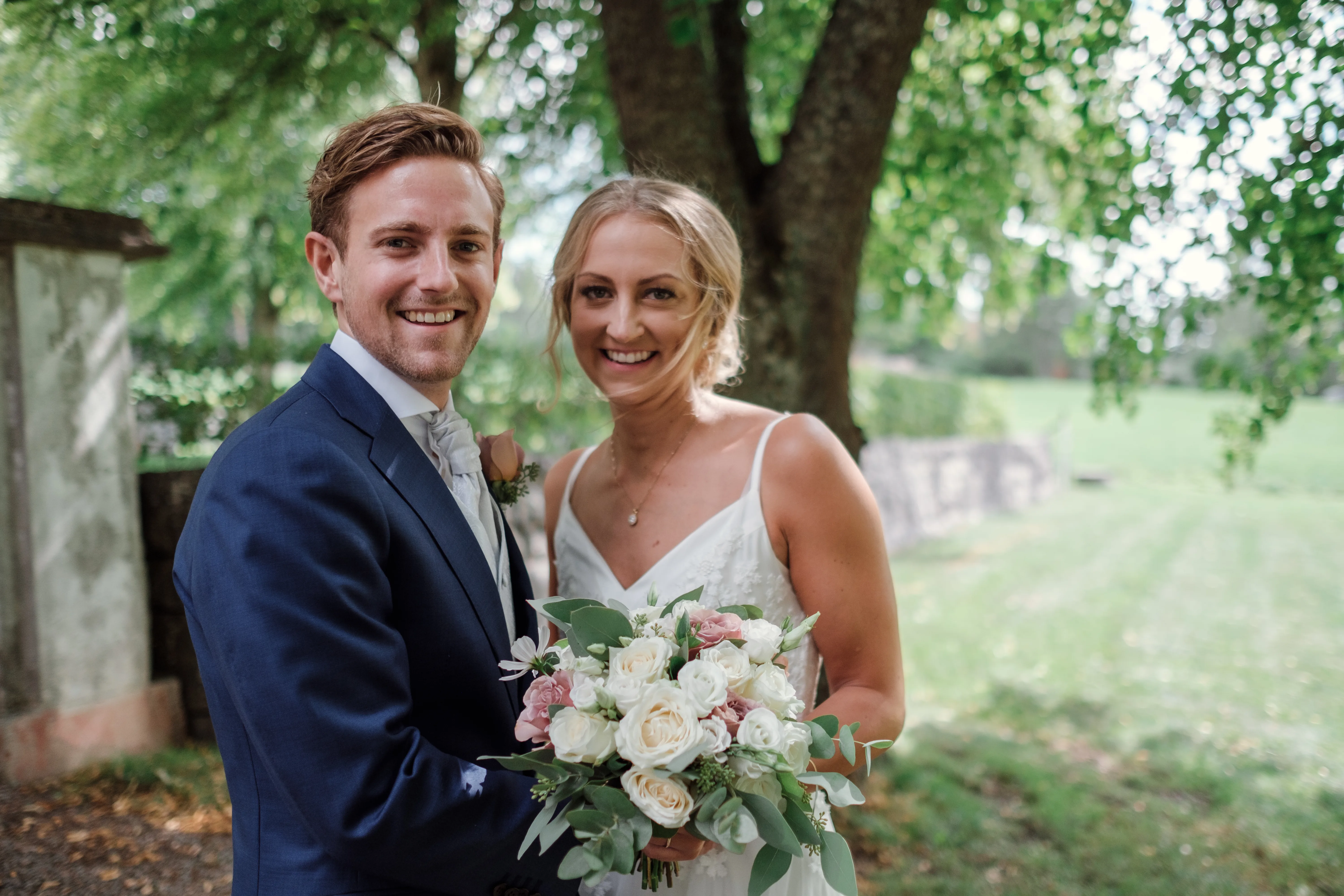 Elin & Viktor under sitt sommarbröllop i Svärta kyrka och på Åboö bild 4