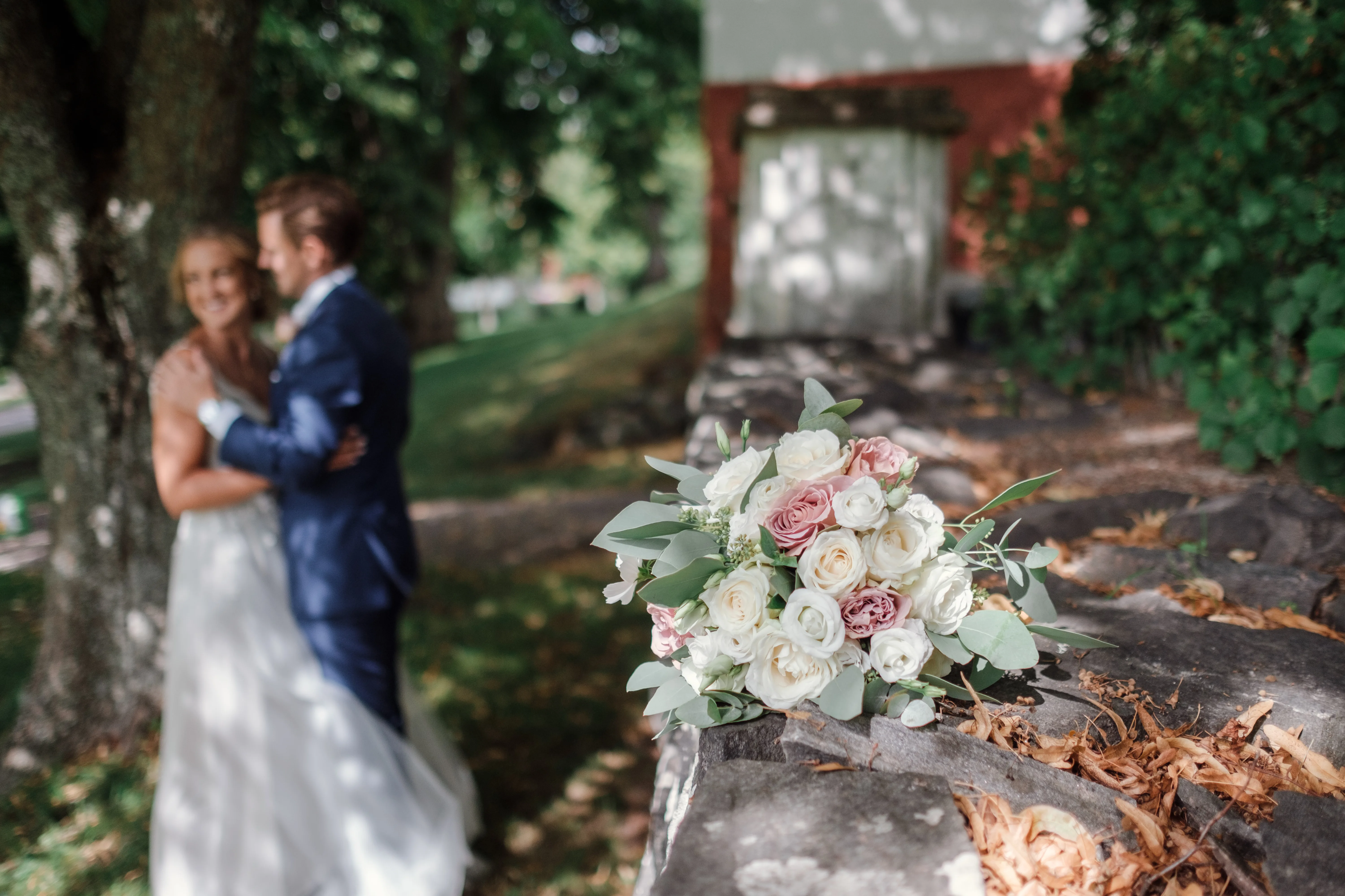 Elin & Viktor under sitt sommarbröllop i Svärta kyrka och på Åboö bild 5
