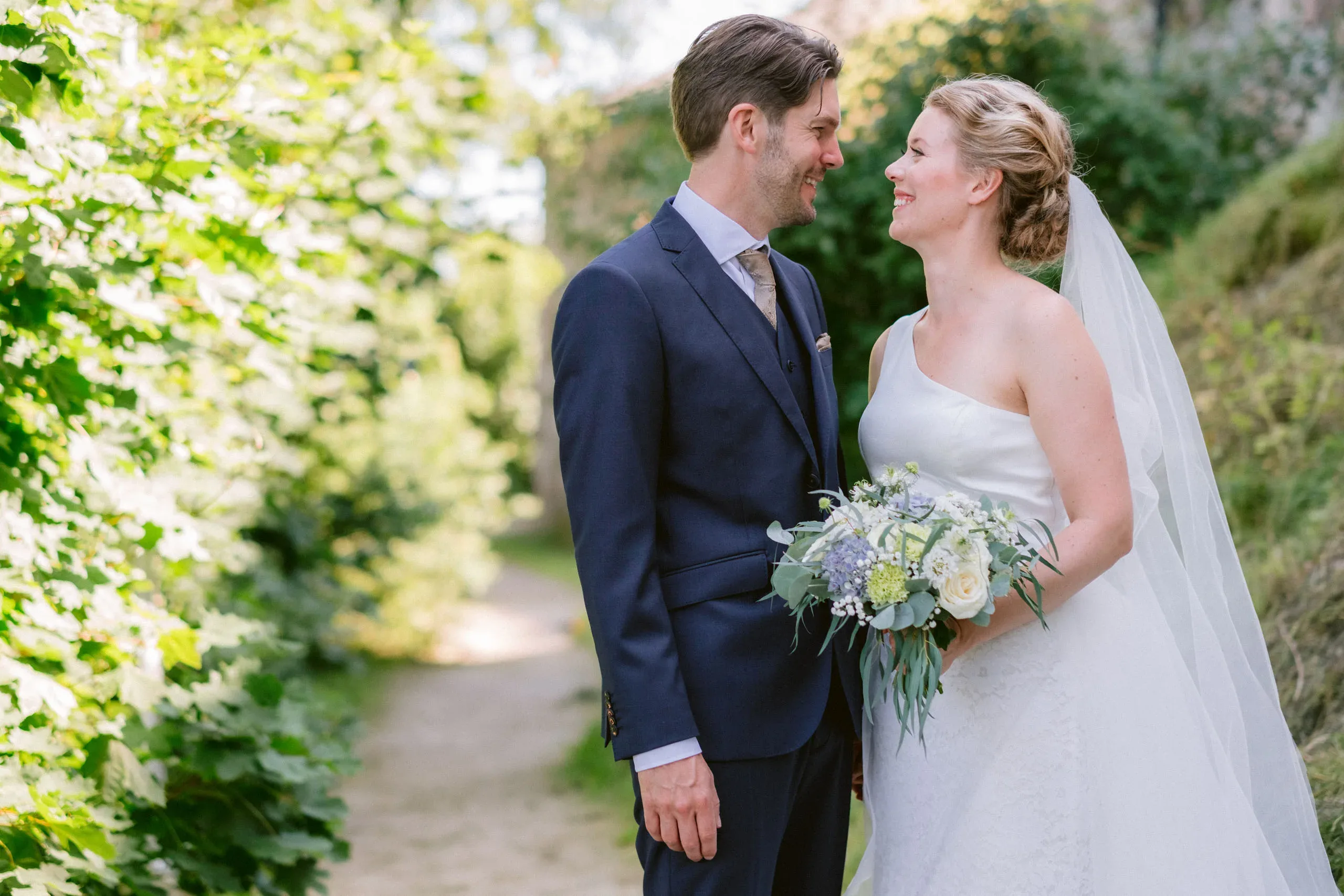 Emelie & Magnus under sitt bröllop i Nyköping bild 17