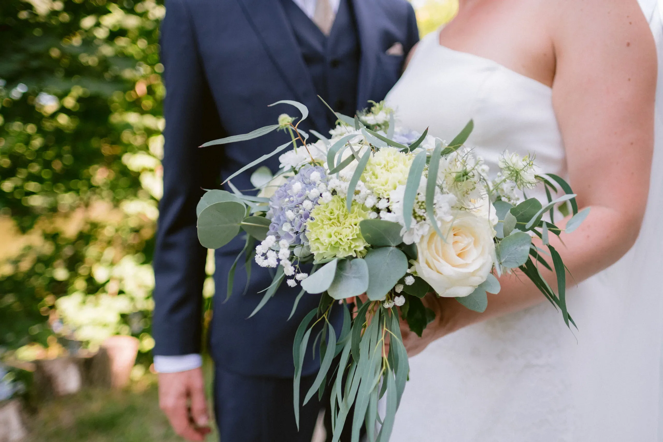 Emelie & Magnus under sitt bröllop i Nyköping bild 18