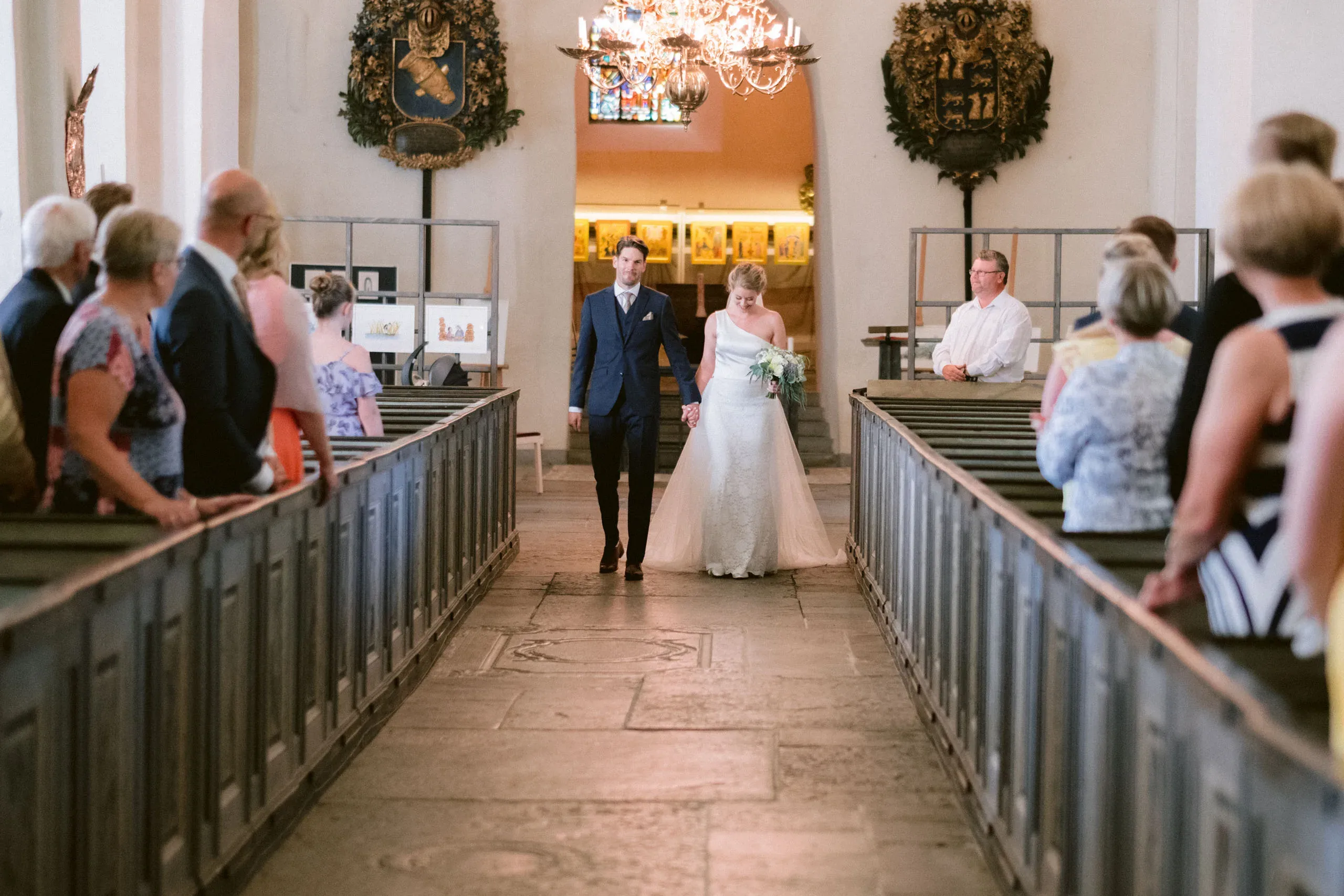 Emelie & Magnus under sitt bröllop i Nyköping bild 20