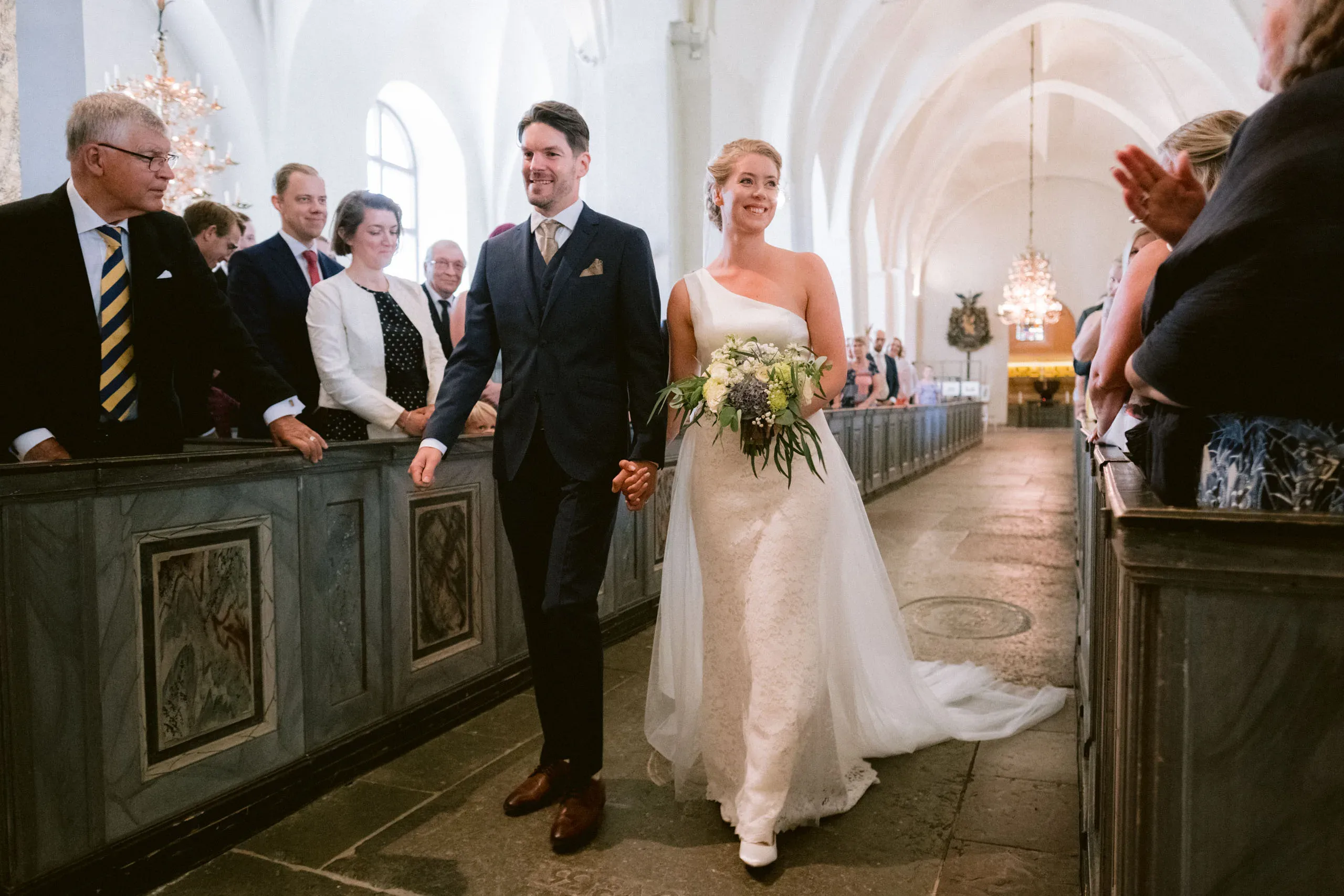 Emelie och Magnus under sitt bröllop i Nyköping