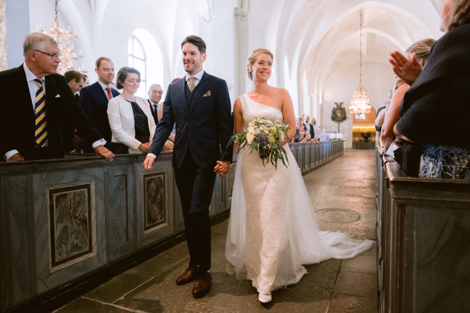 Emelie & Magnus – går ut ur kyrkan