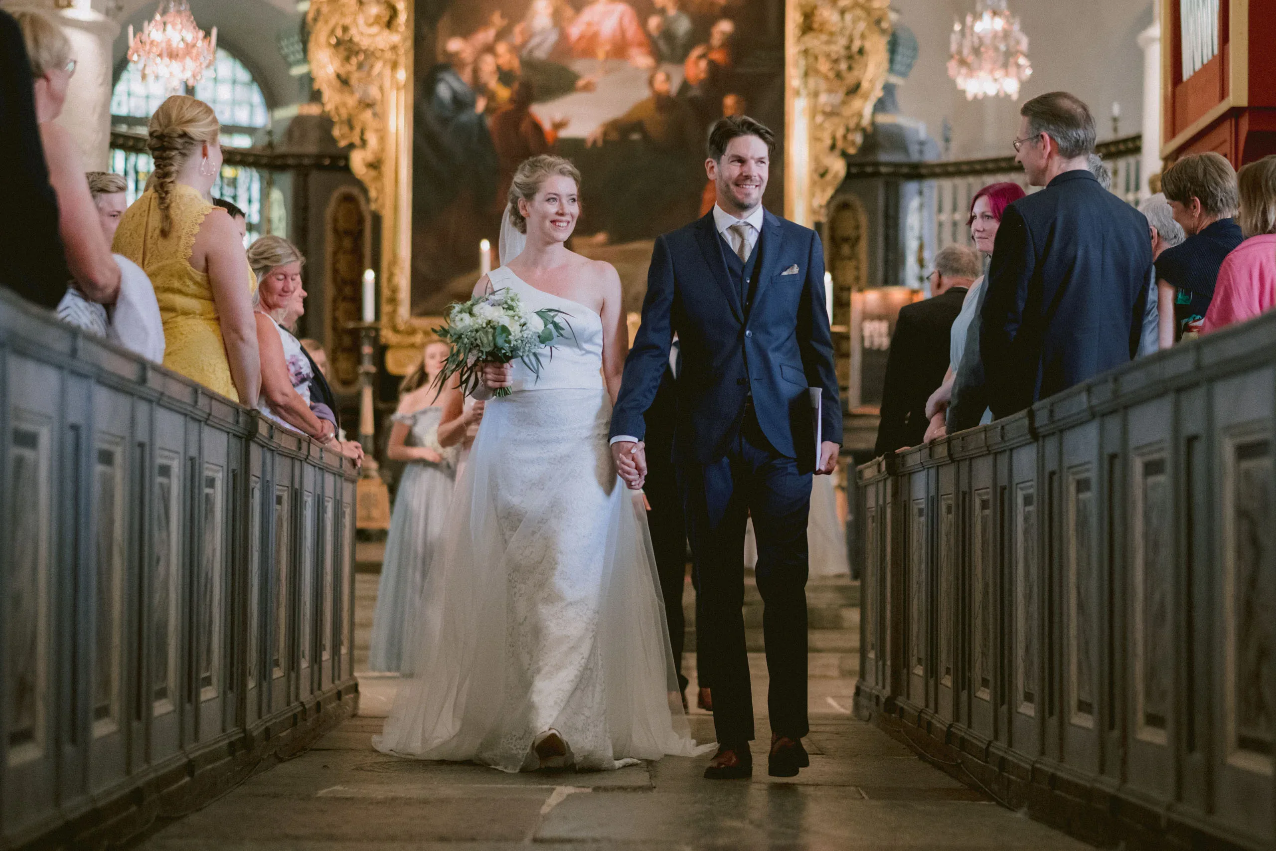 Emelie & Magnus under sitt bröllop i Nyköping bild 25