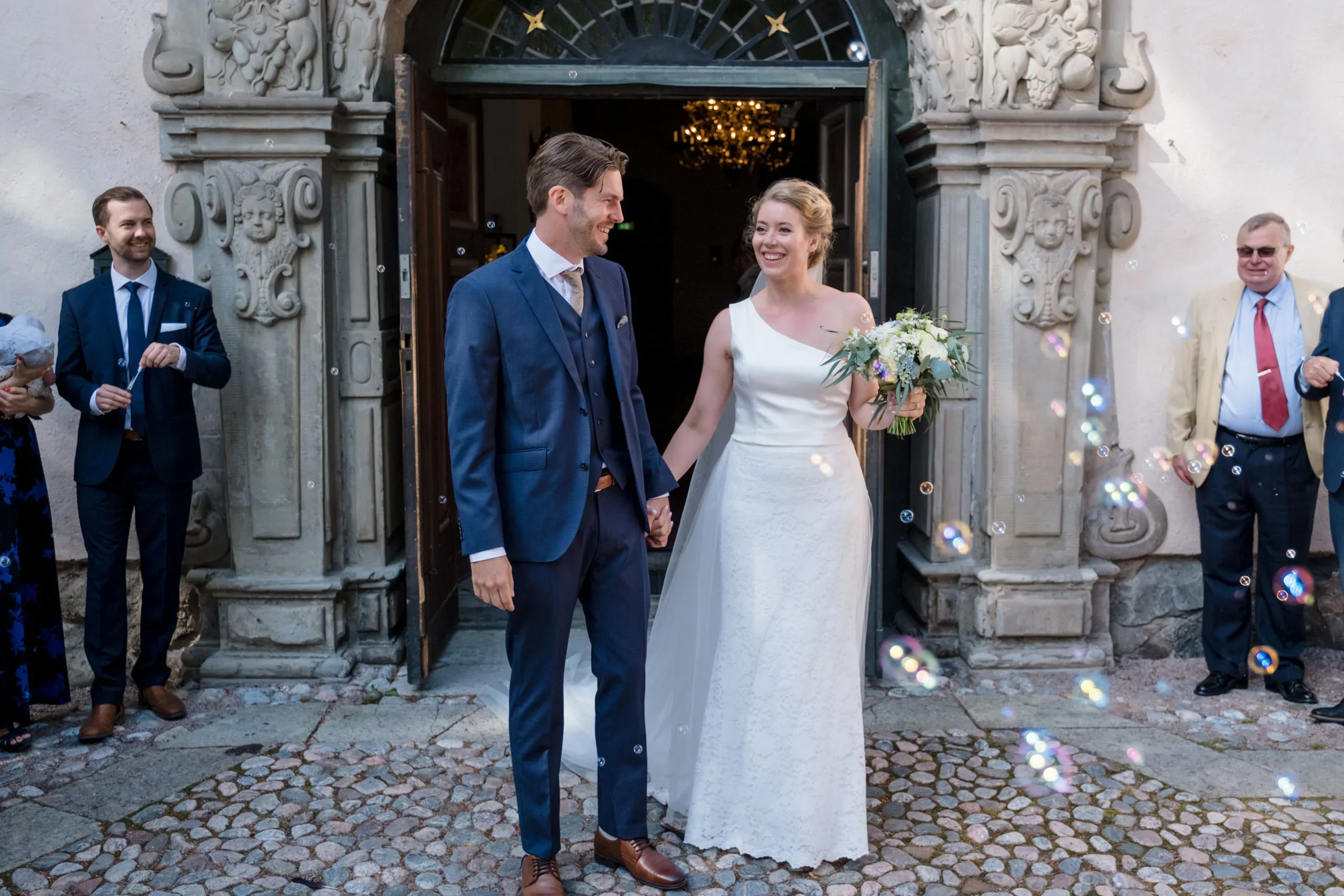 Emelie & Magnus under sitt bröllop i Nyköping bild 26