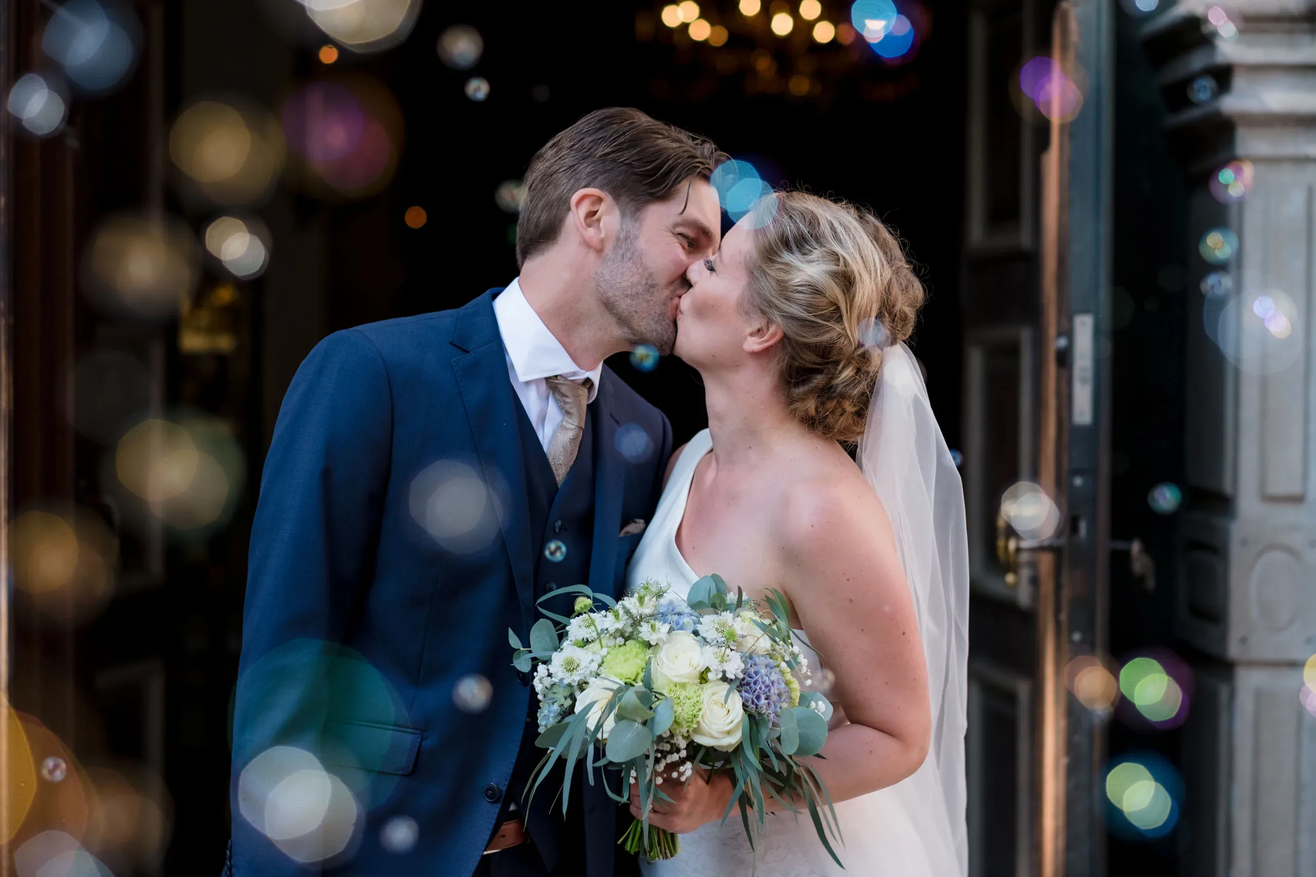 Emelie & Magnus under sitt bröllop i Nyköping bild 27