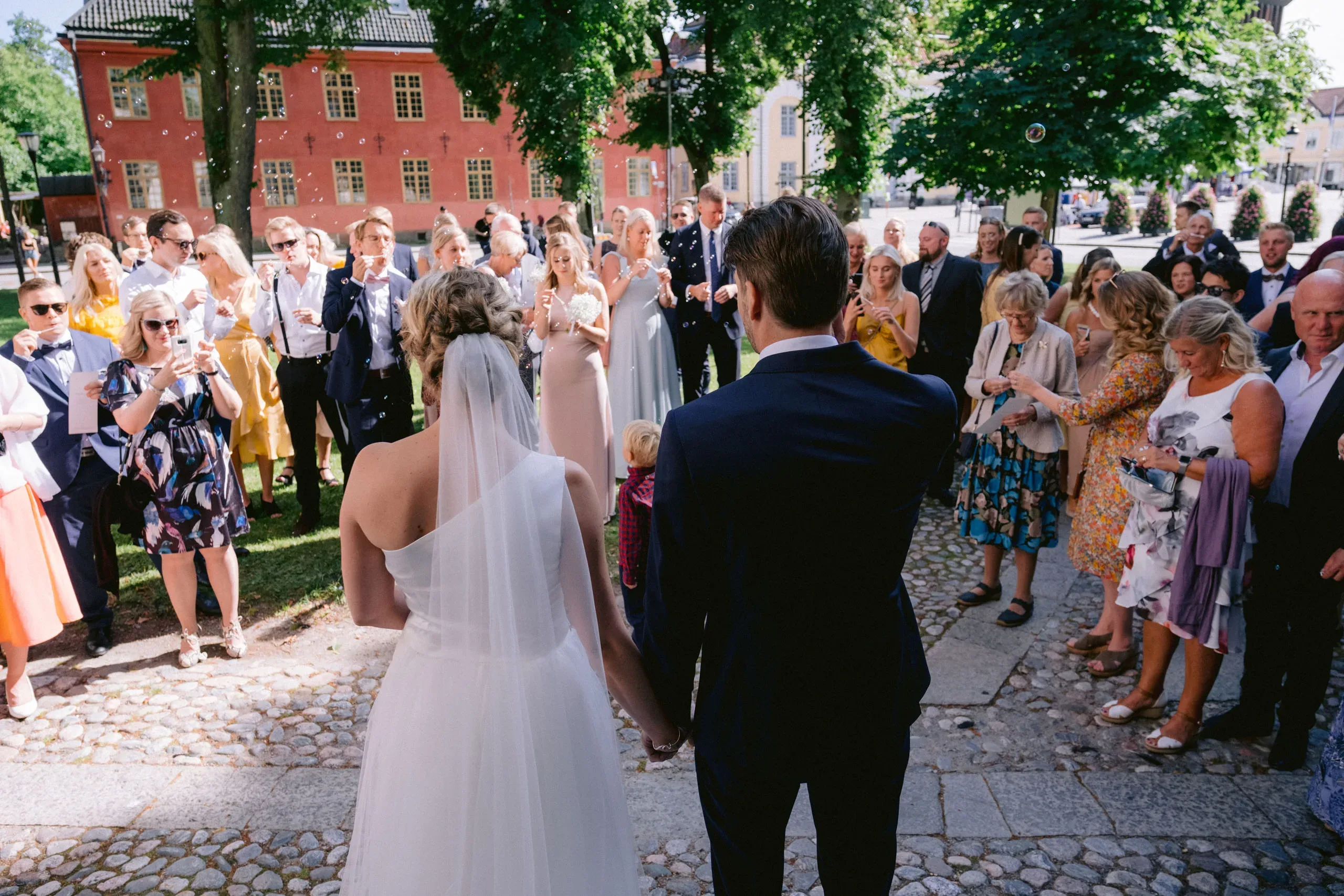 Emelie & Magnus under sitt bröllop i Nyköping bild 28
