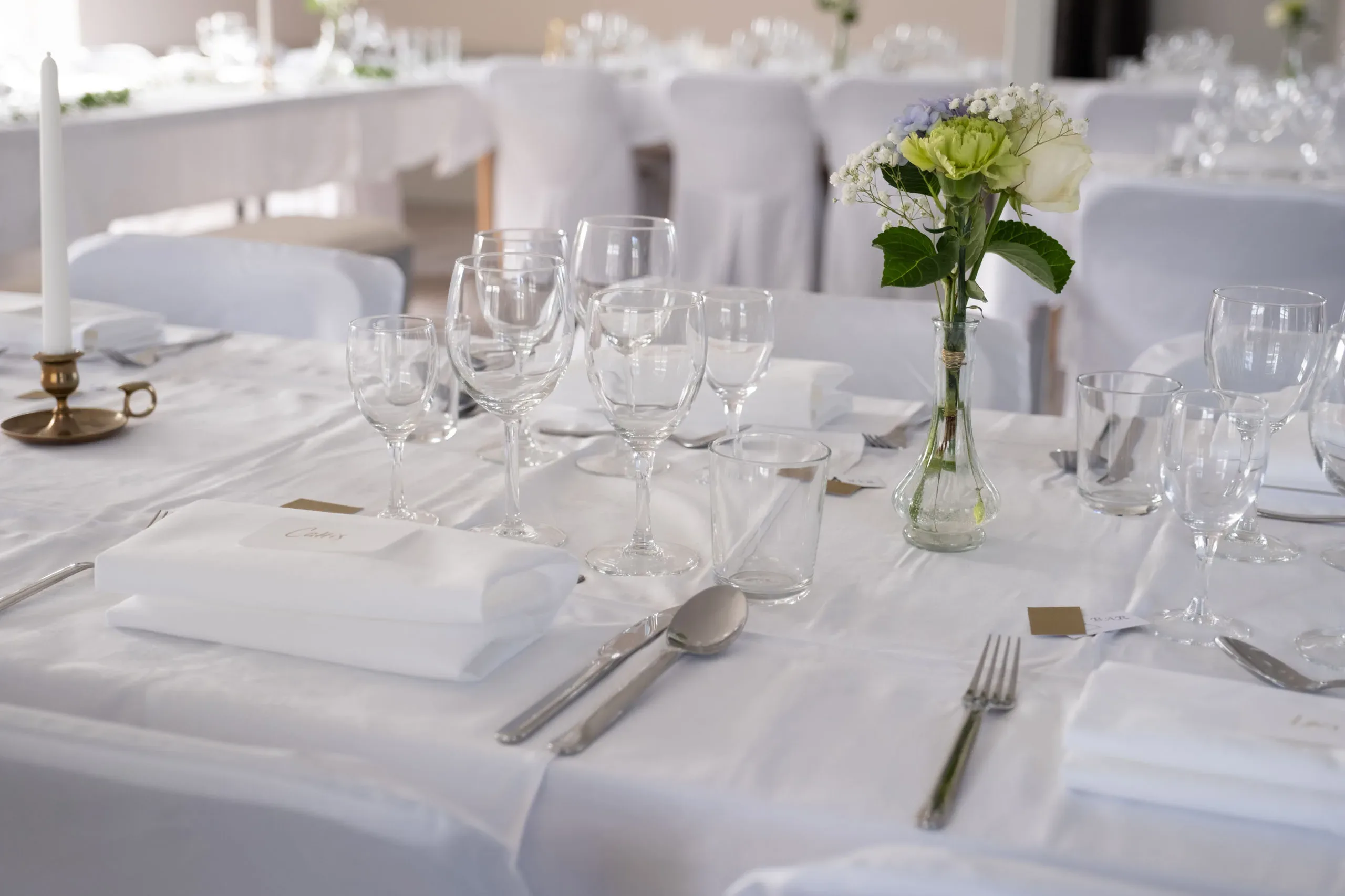 Emelie & Magnus under sitt bröllop i Nyköping bild 29