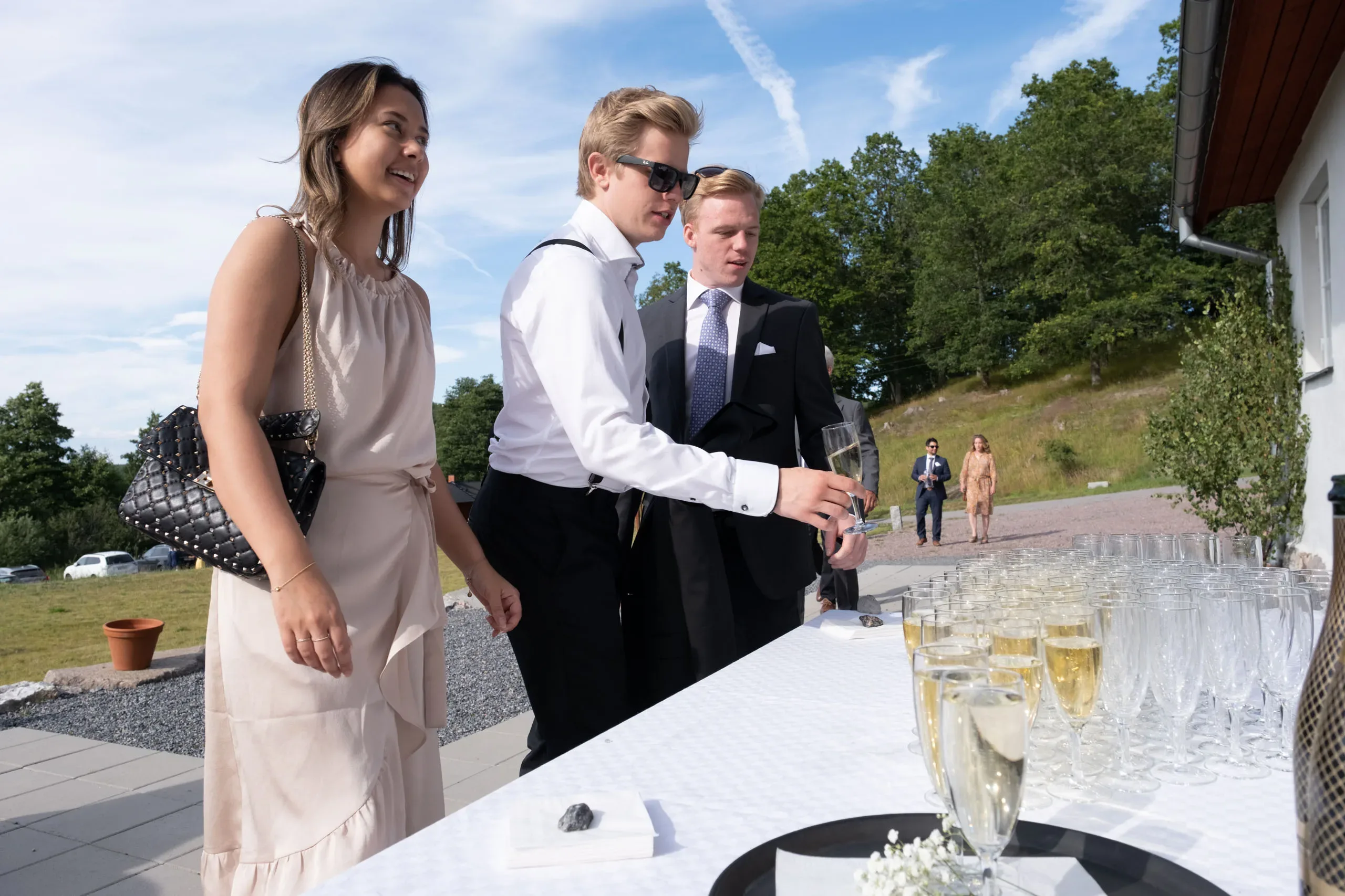 Emelie & Magnus under sitt bröllop i Nyköping bild 30