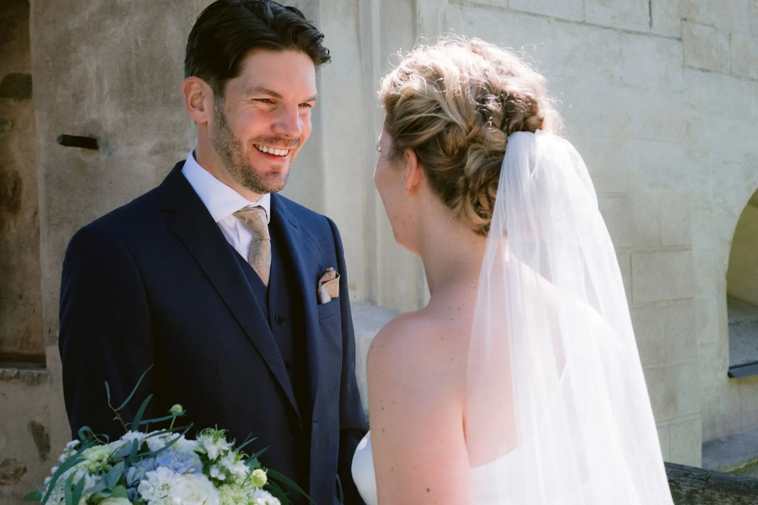 Emelie & Magnus under sitt bröllop i Nyköping bild 8