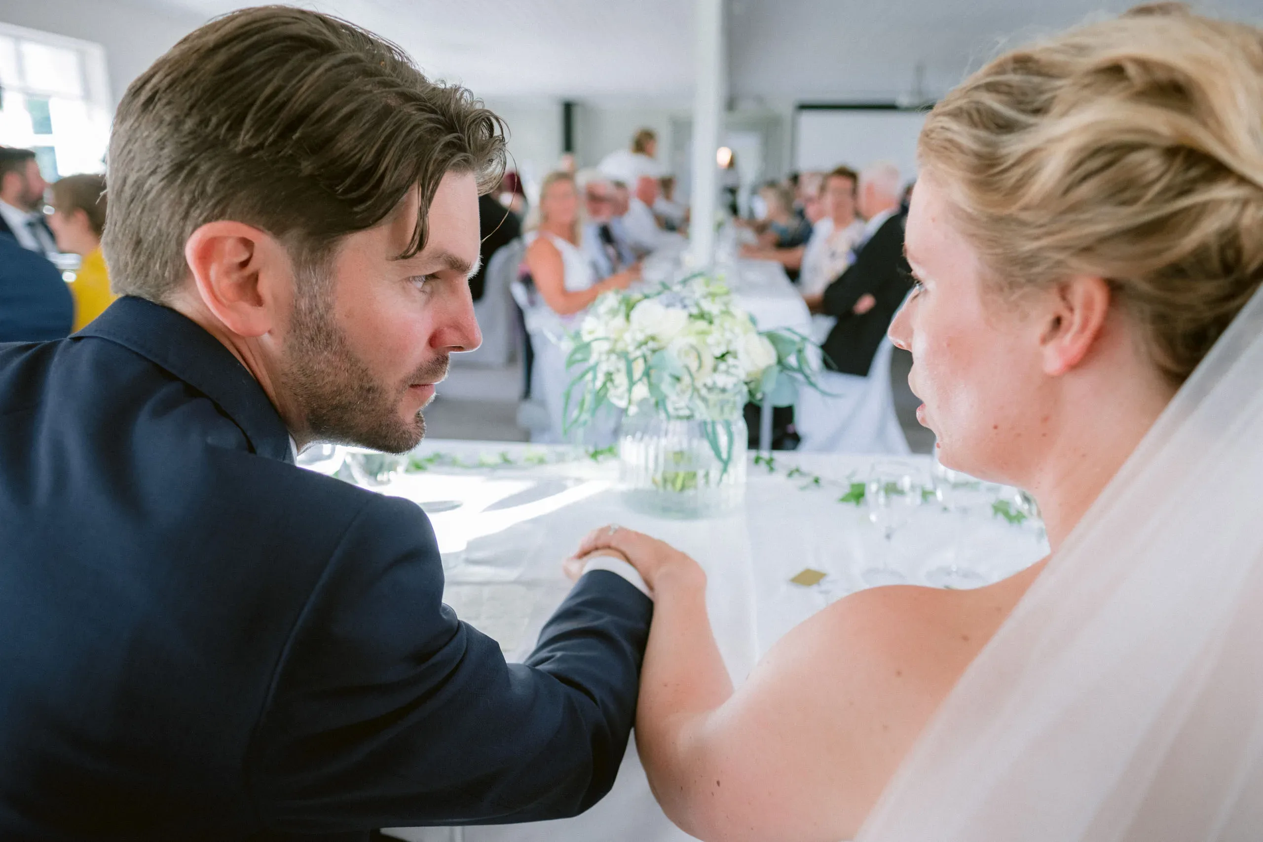 Emelie & Magnus under sitt bröllop i Nyköping bild 32