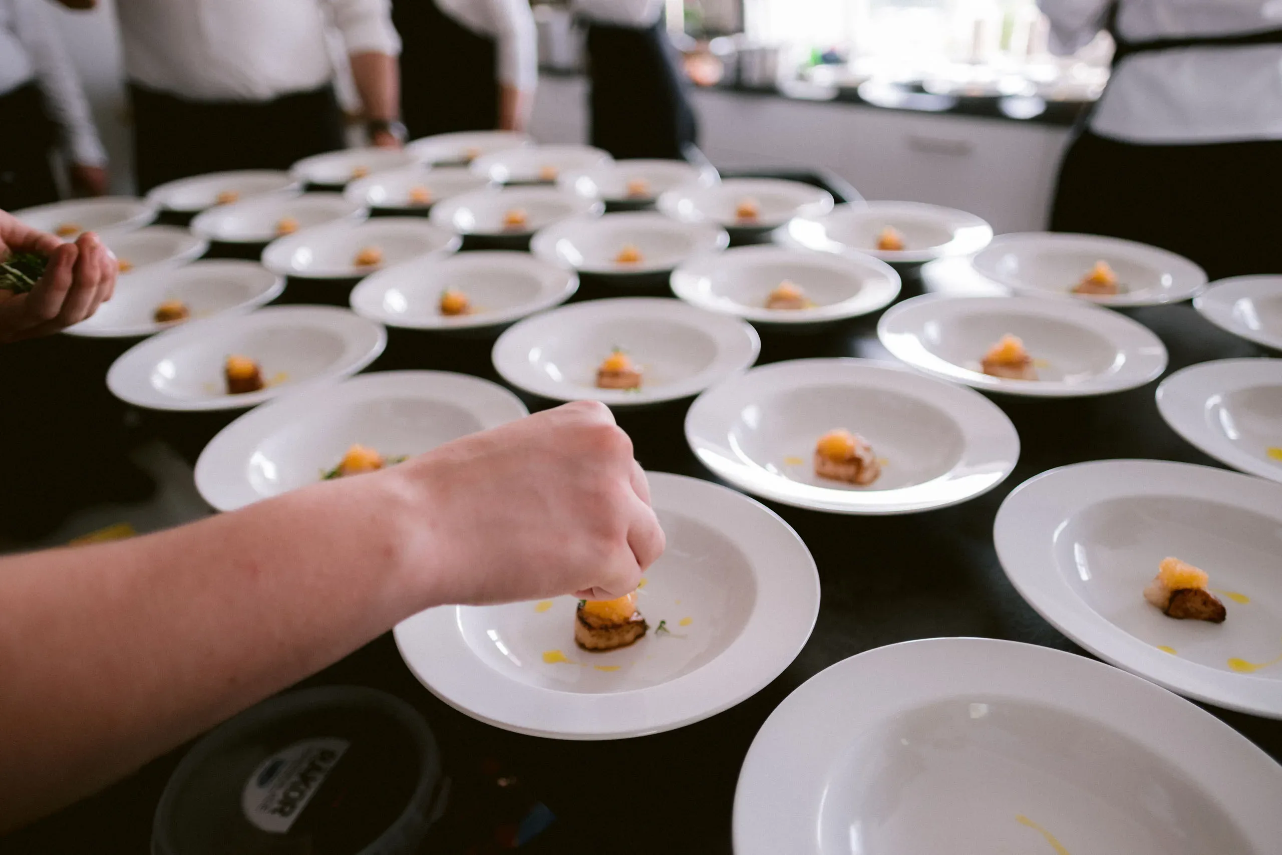 Emelie & Magnus under sitt bröllop i Nyköping bild 33