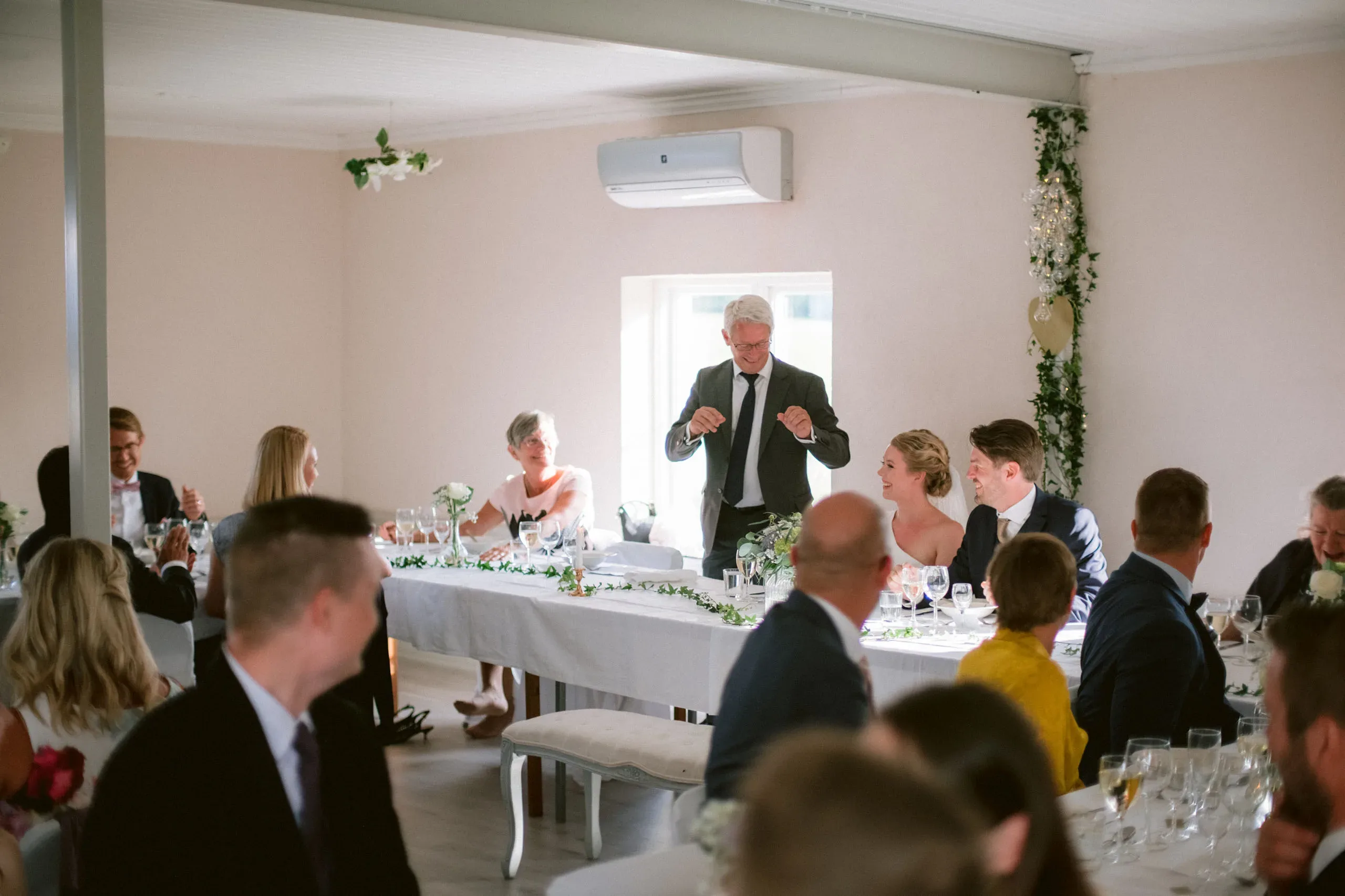 Emelie & Magnus under sitt bröllop i Nyköping bild 34