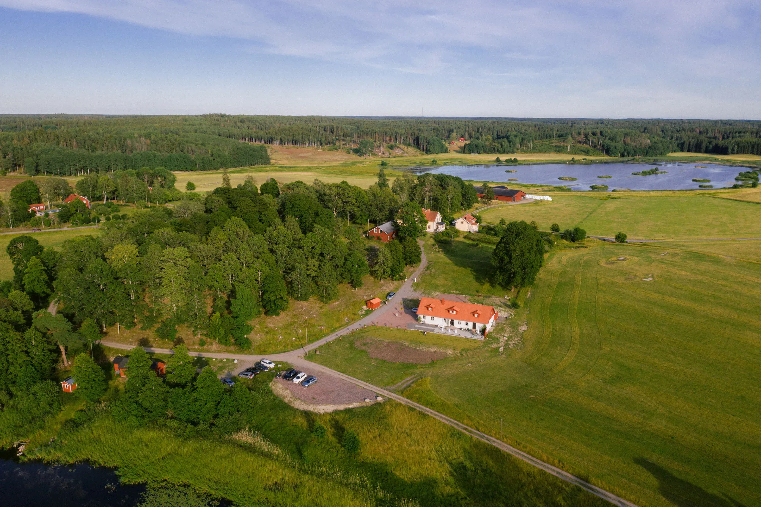 Emelie & Magnus under sitt bröllop i Nyköping bild 35