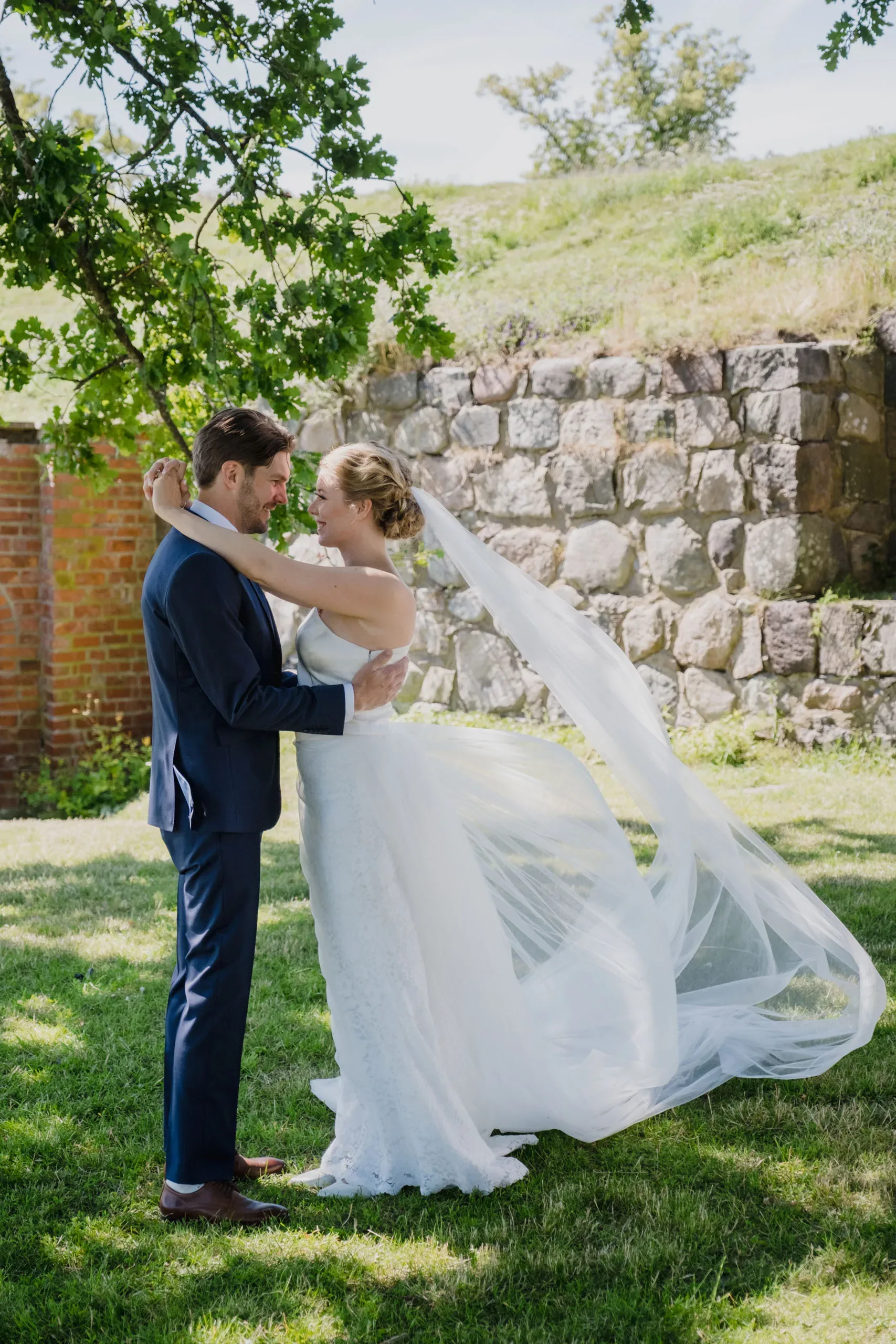Emelie & Magnus under sitt bröllop i Nyköping bild 9