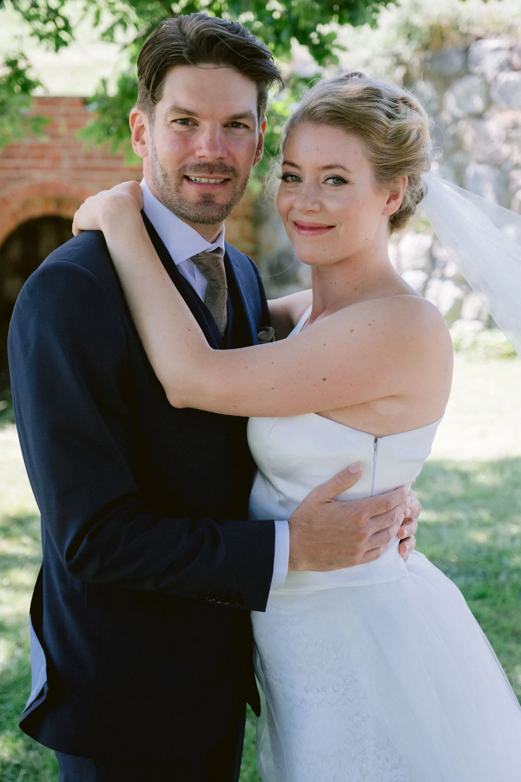 Emelie & Magnus under sitt bröllop i Nyköping bild 10