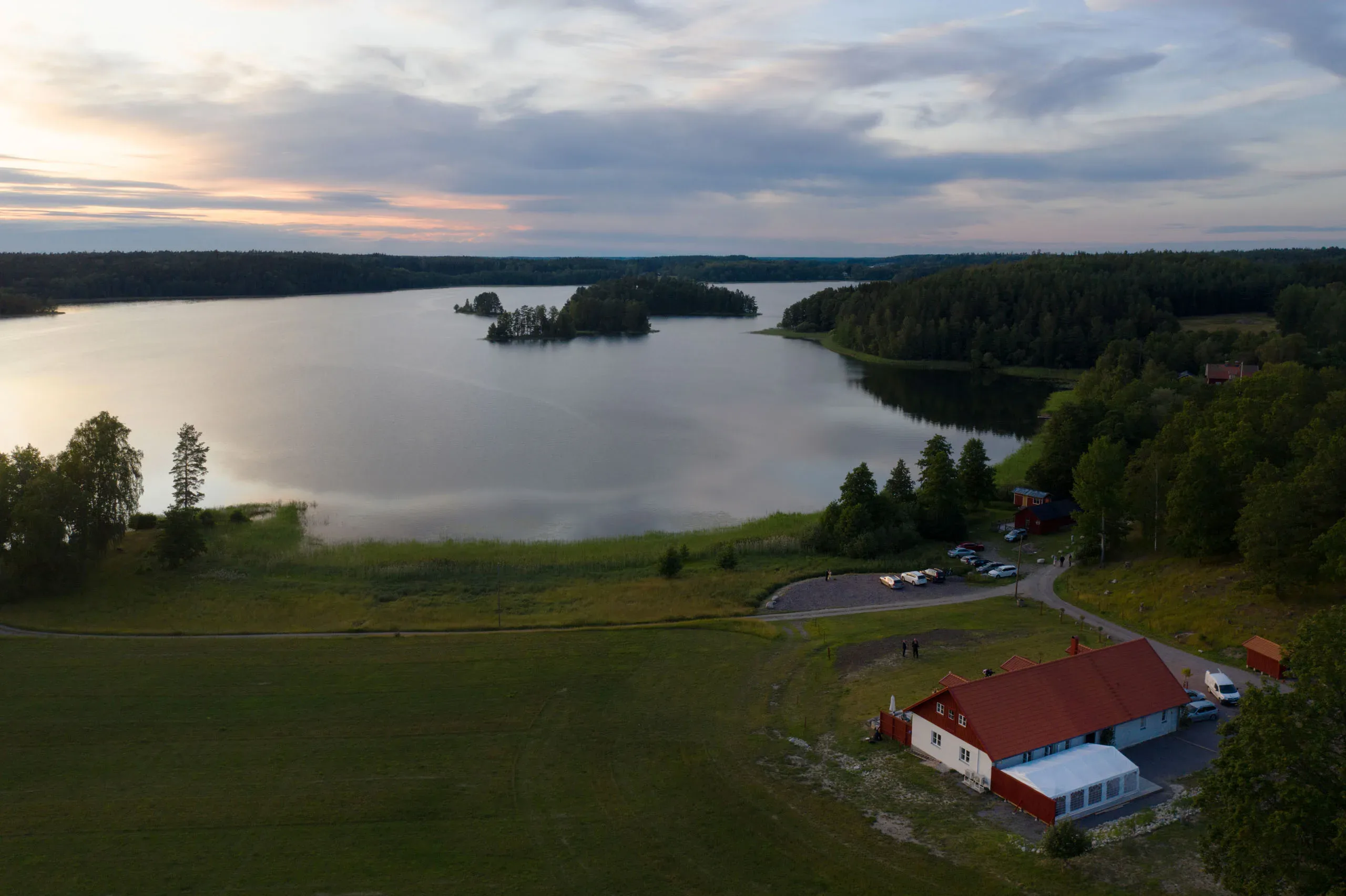 Emelie & Magnus under sitt bröllop i Nyköping bild 37
