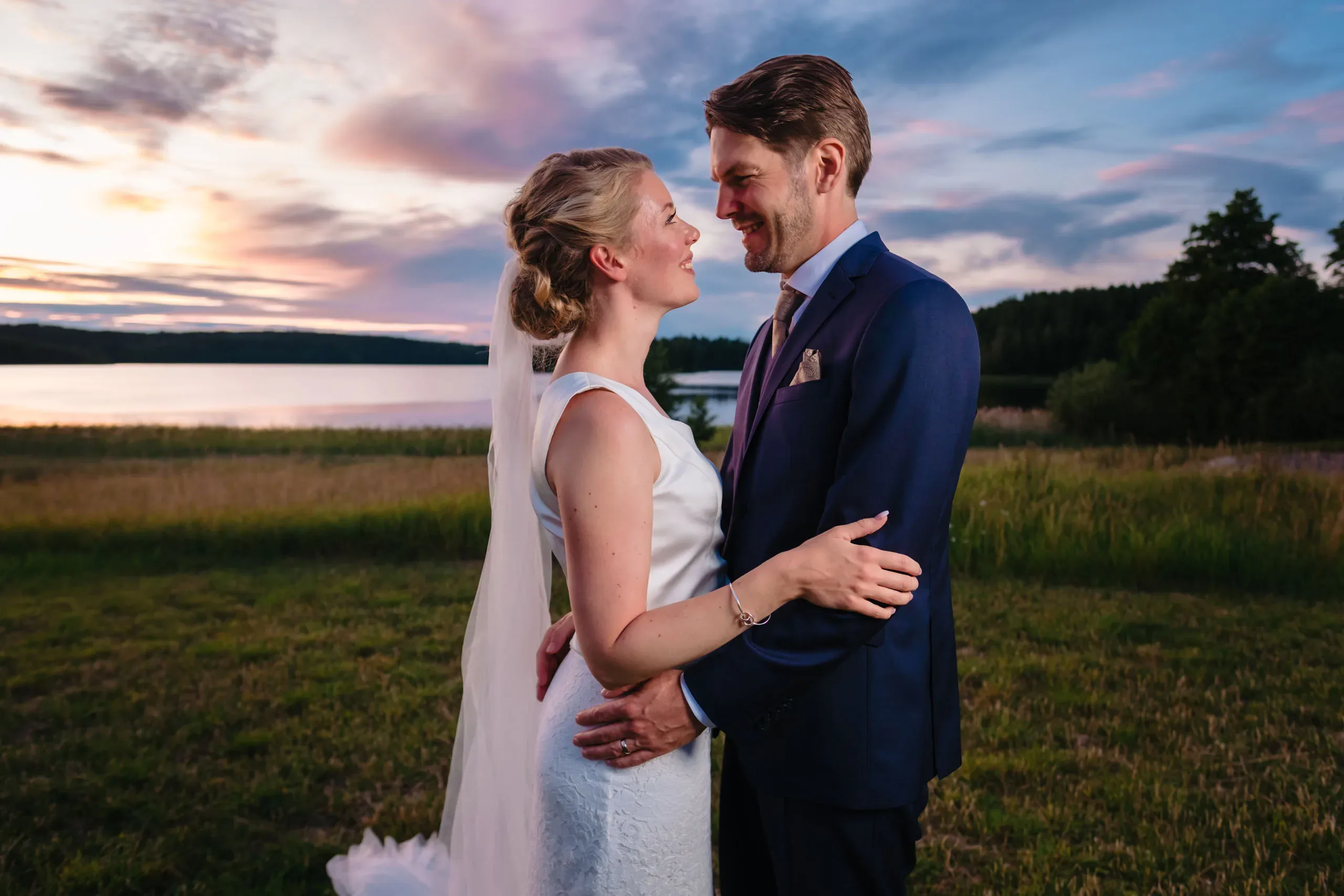 Emelie & Magnus under sitt bröllop i Nyköping bild 39