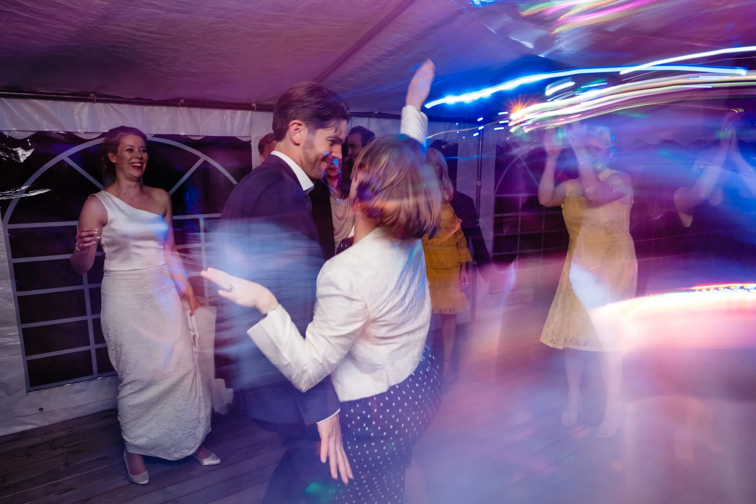 Emelie & Magnus under sitt bröllop i Nyköping bild 42