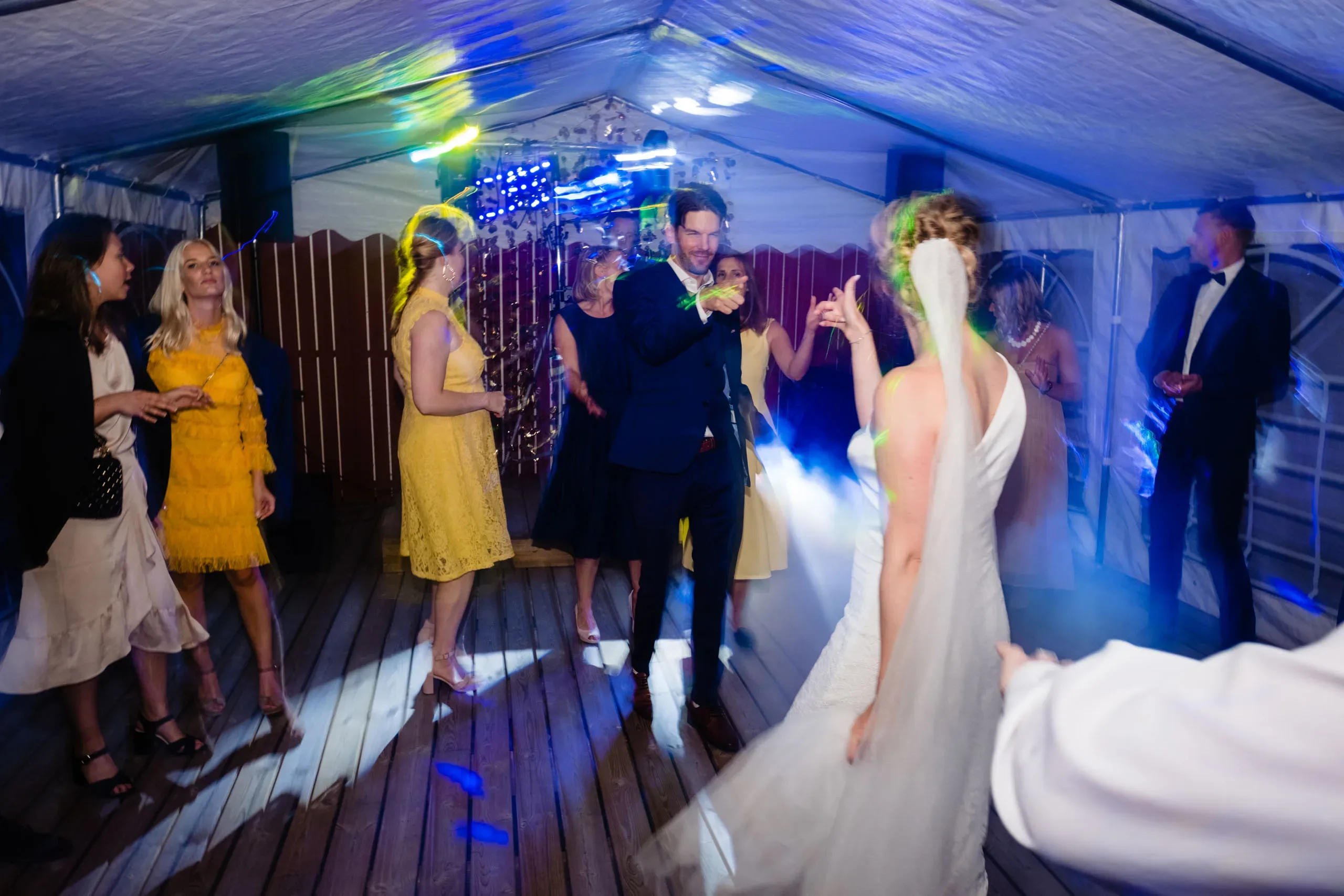 Emelie & Magnus under sitt bröllop i Nyköping bild 43