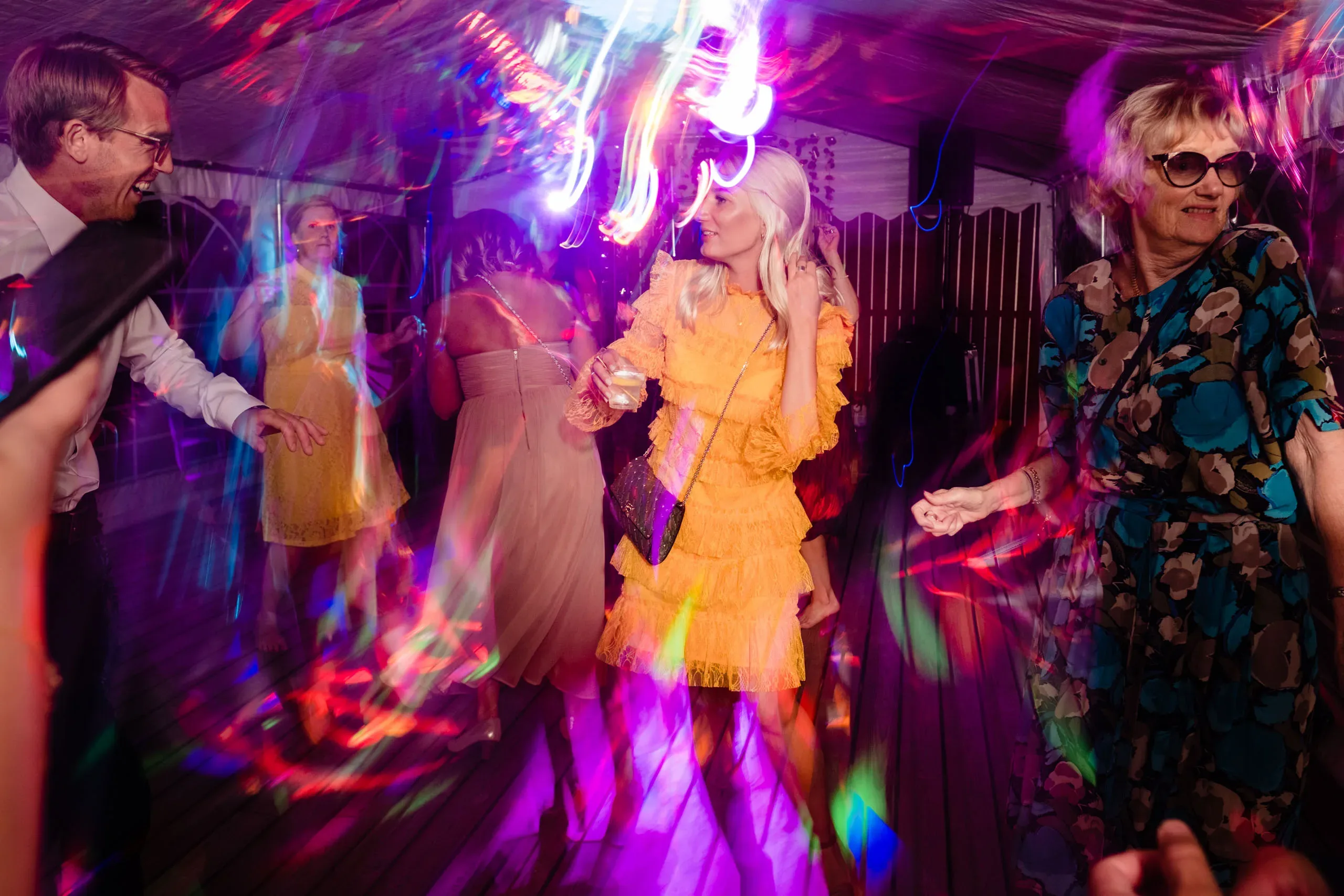 Emelie & Magnus under sitt bröllop i Nyköping bild 44