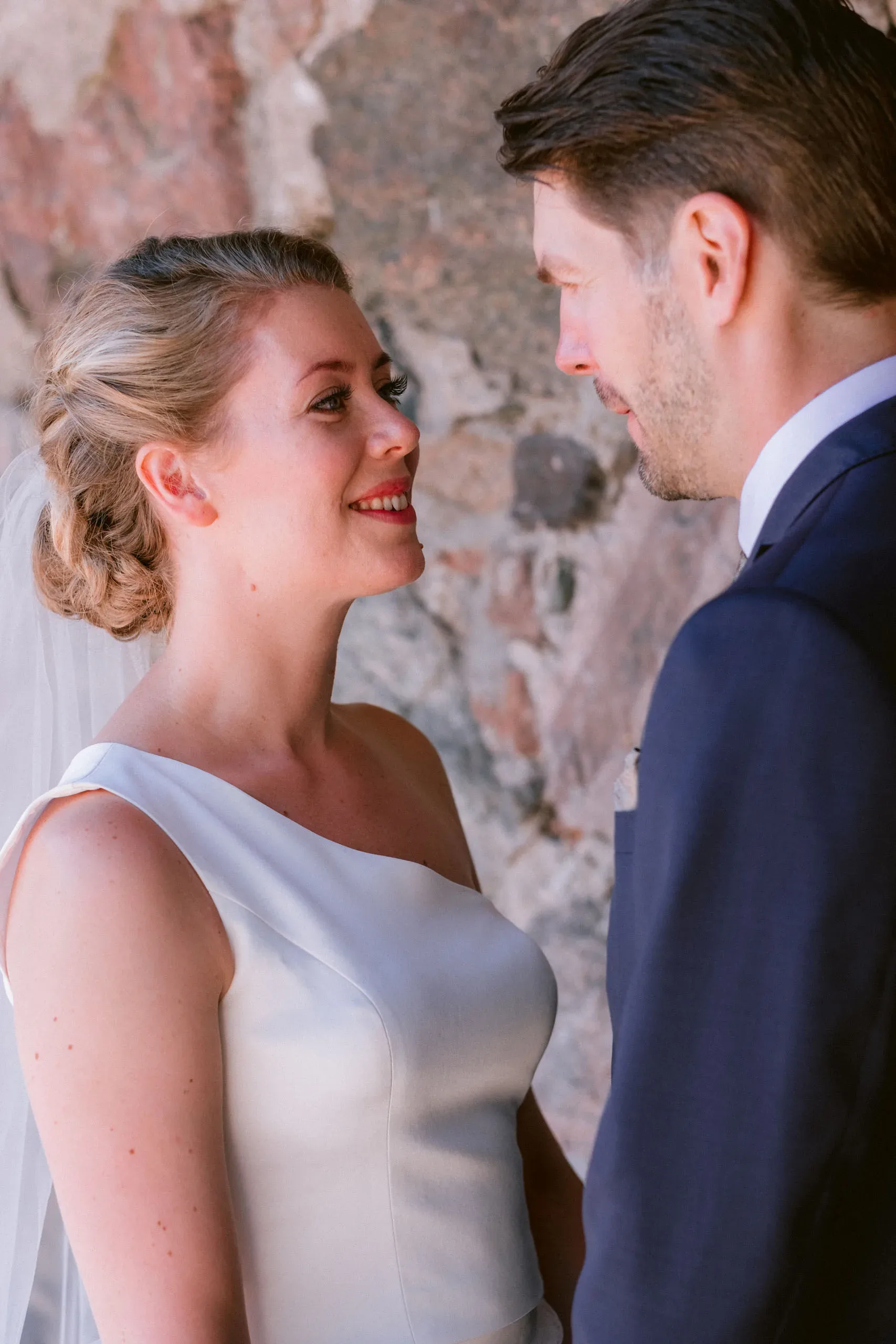 Emelie & Magnus under sitt bröllop i Nyköping bild 12