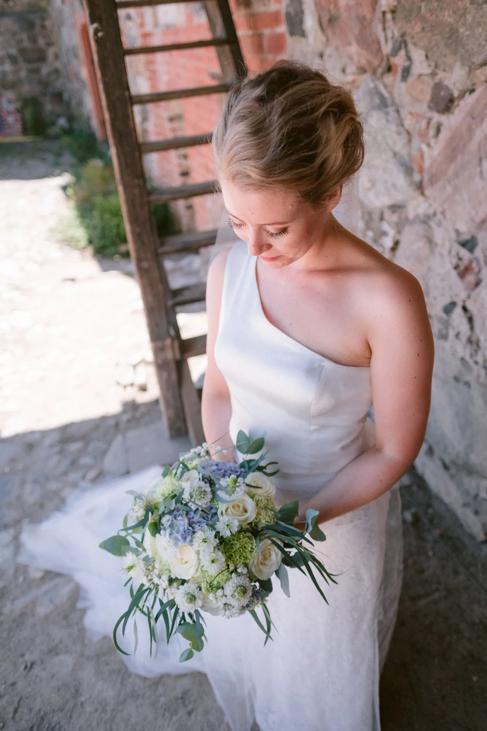 Emelie & Magnus under sitt bröllop i Nyköping bild 14