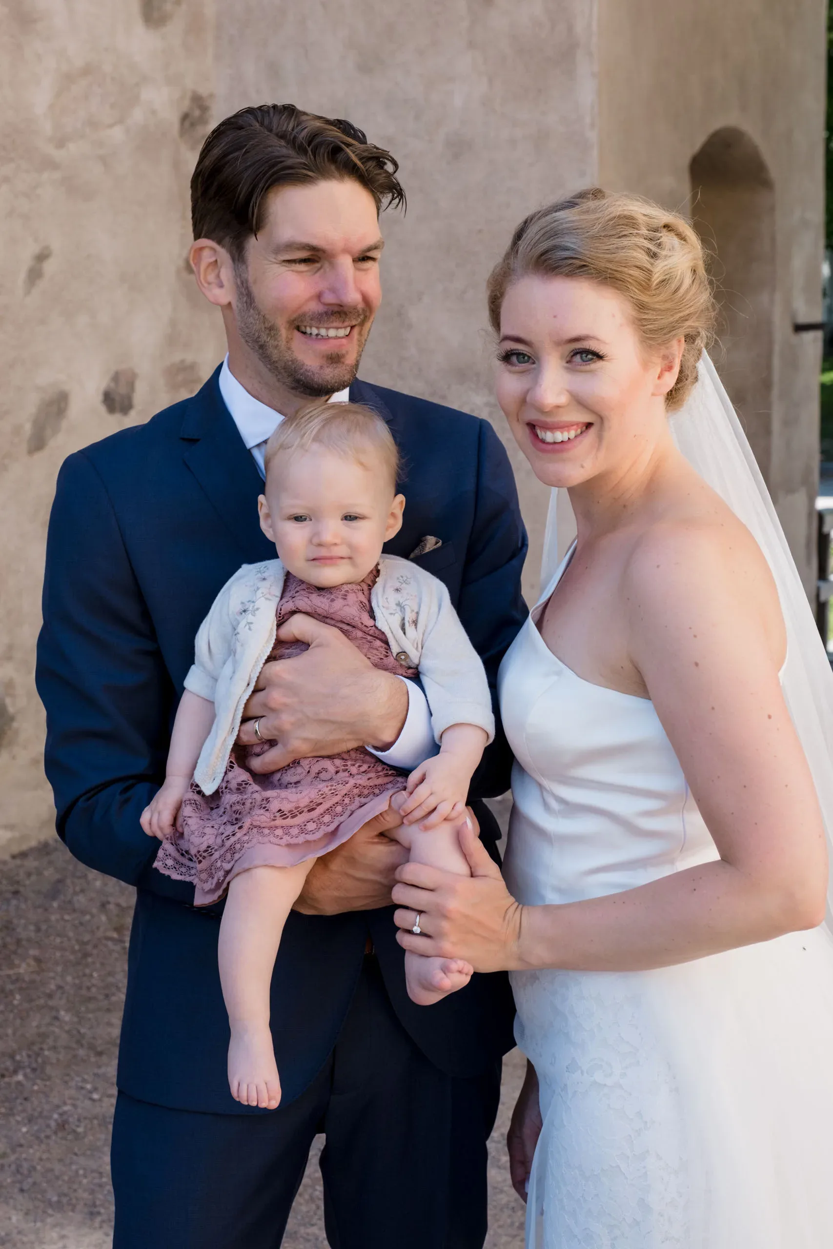 Emelie & Magnus under sitt bröllop i Nyköping bild 15