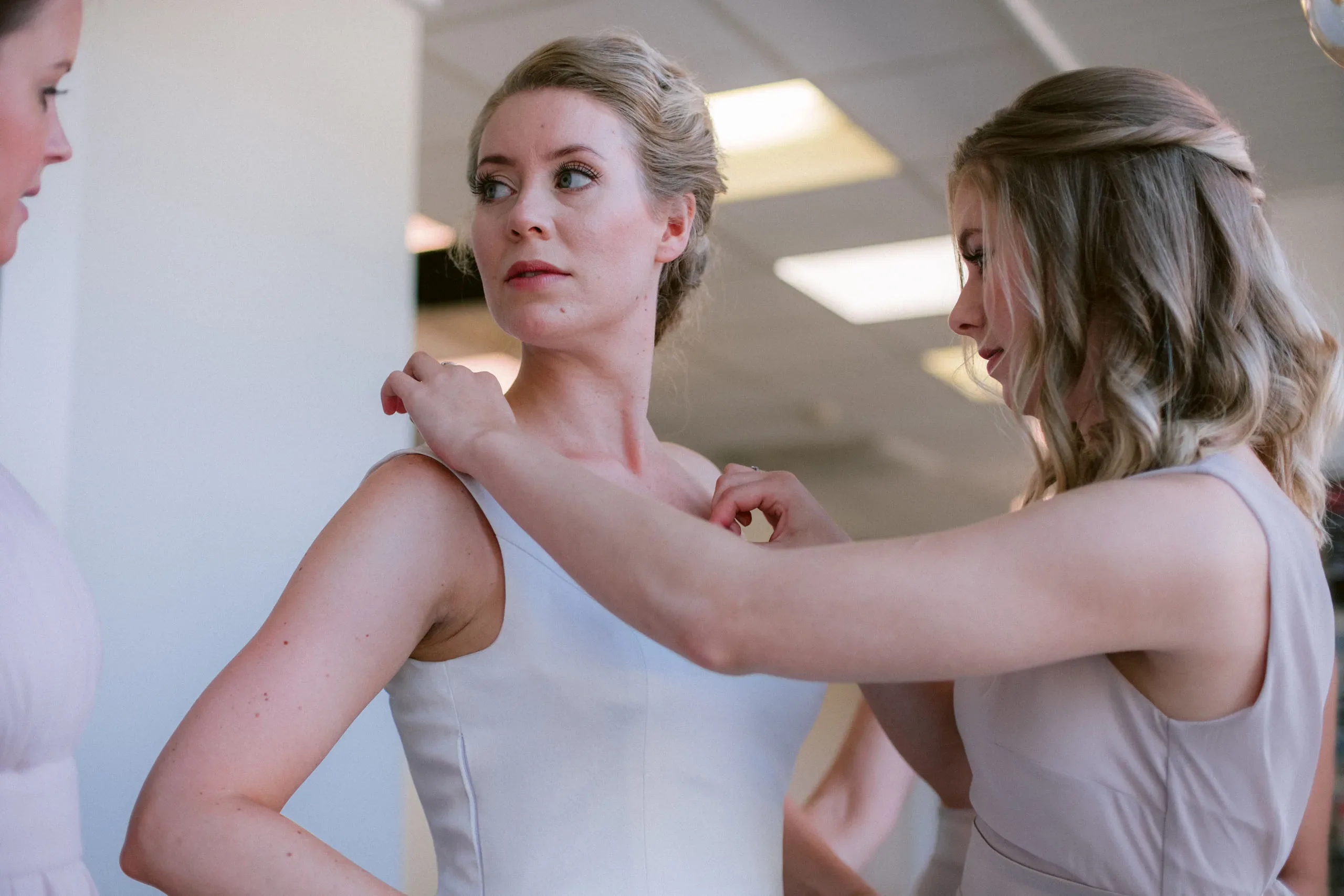 Emelie & Magnus under sitt bröllop i Nyköping bild 2