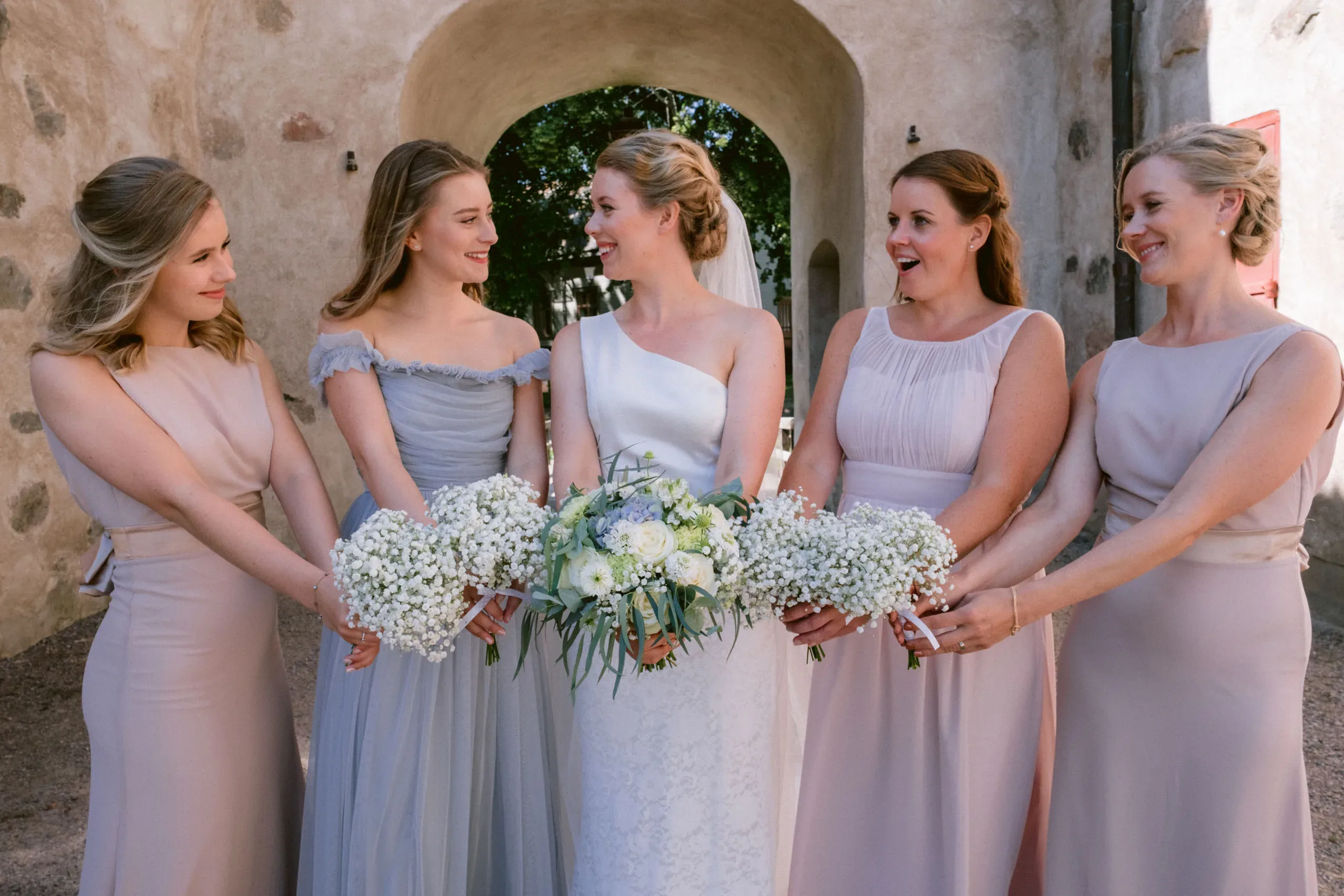 Emelie & Magnus under sitt bröllop i Nyköping bild 16