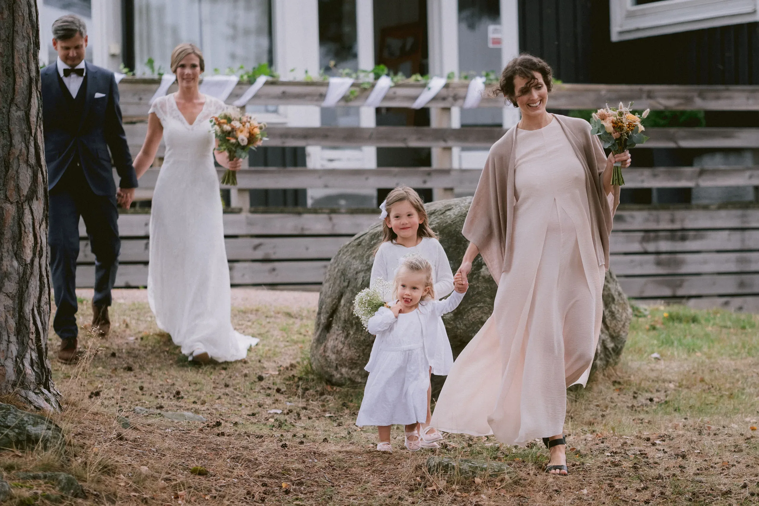 Ida & Johan under sitt bröllop vid Svärdsklova utanför Nyköping bild 16