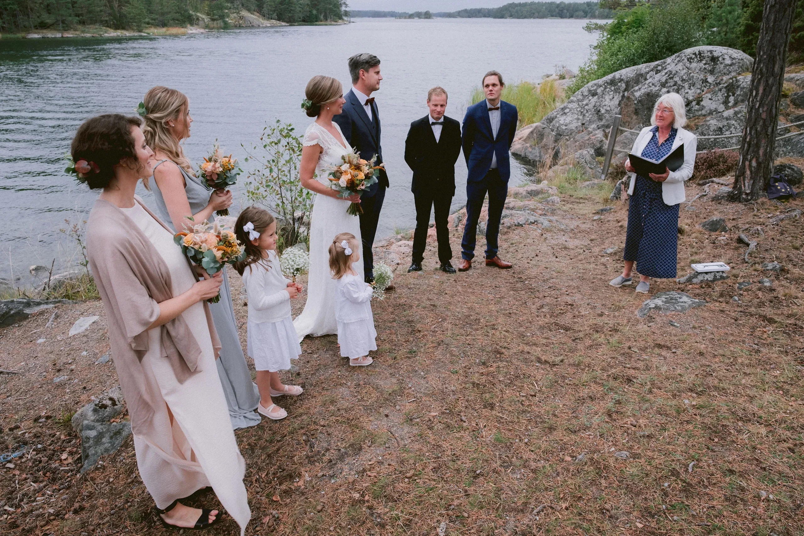 Ida & Johan under sitt bröllop vid Svärdsklova utanför Nyköping bild 17