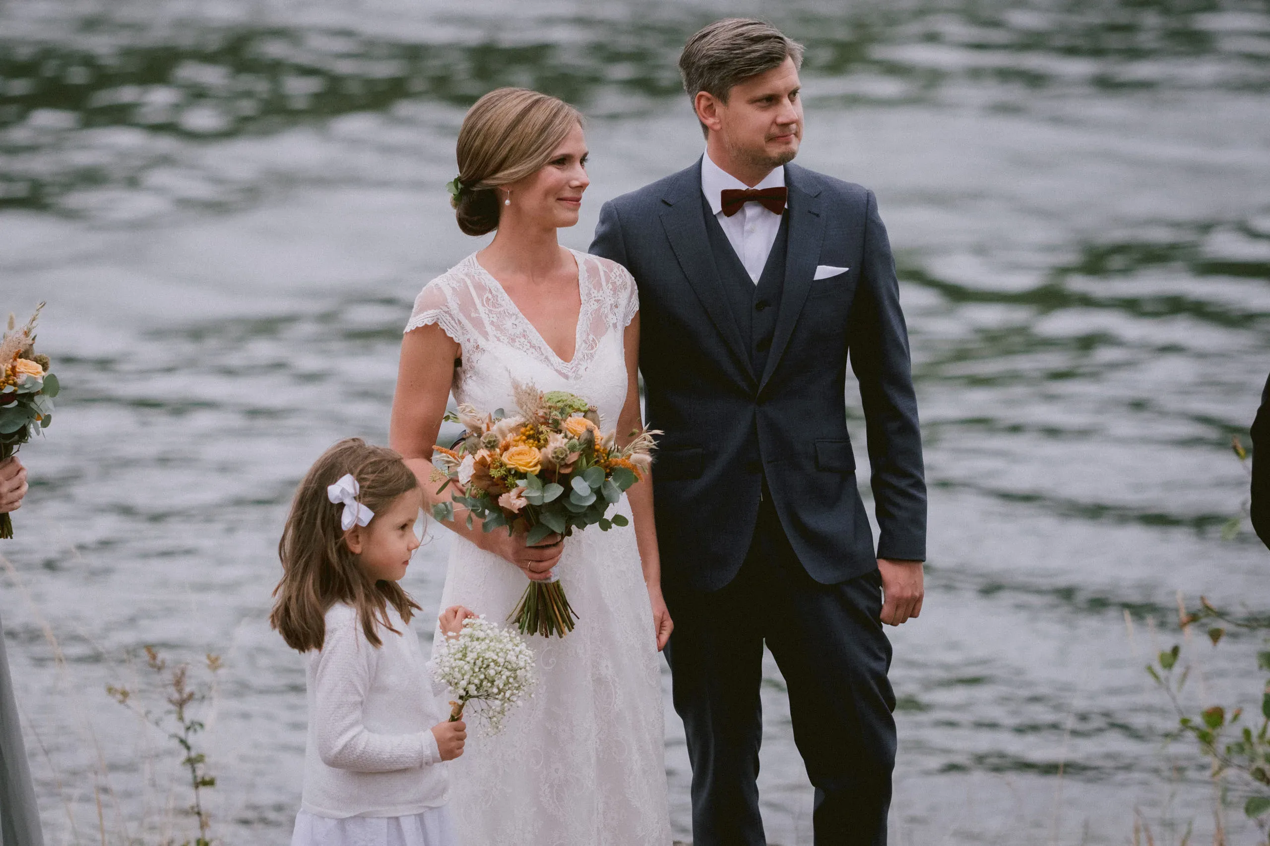 Ida & Johan under sitt bröllop vid Svärdsklova utanför Nyköping bild 18