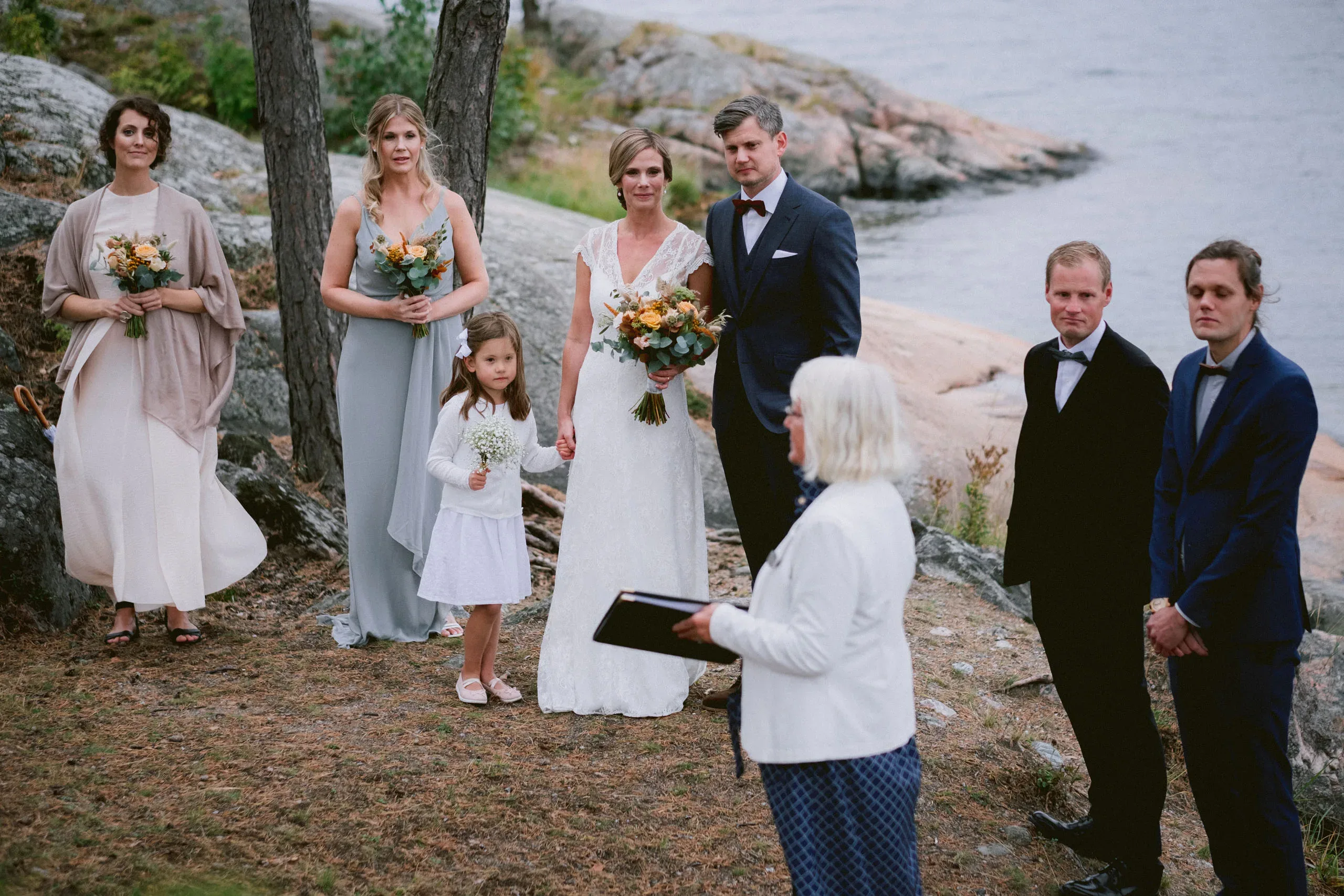 Ida & Johan under sitt bröllop vid Svärdsklova utanför Nyköping bild 19