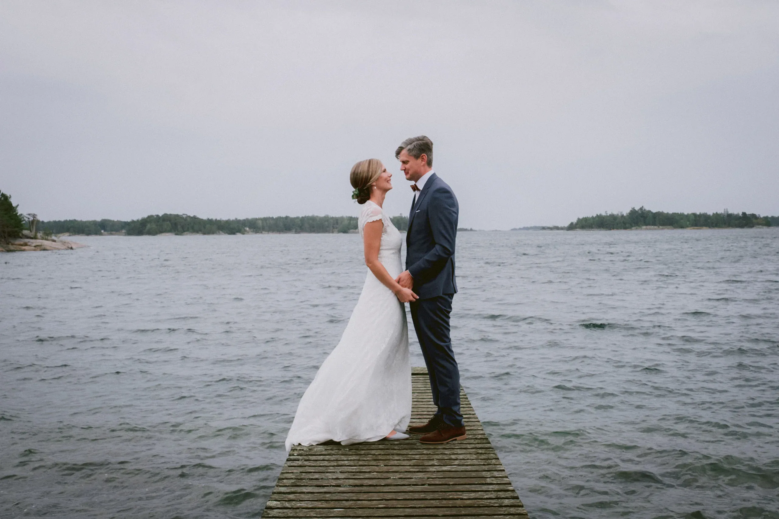 Ida & Johan under sitt bröllop vid Svärdsklova utanför Nyköping bild 2