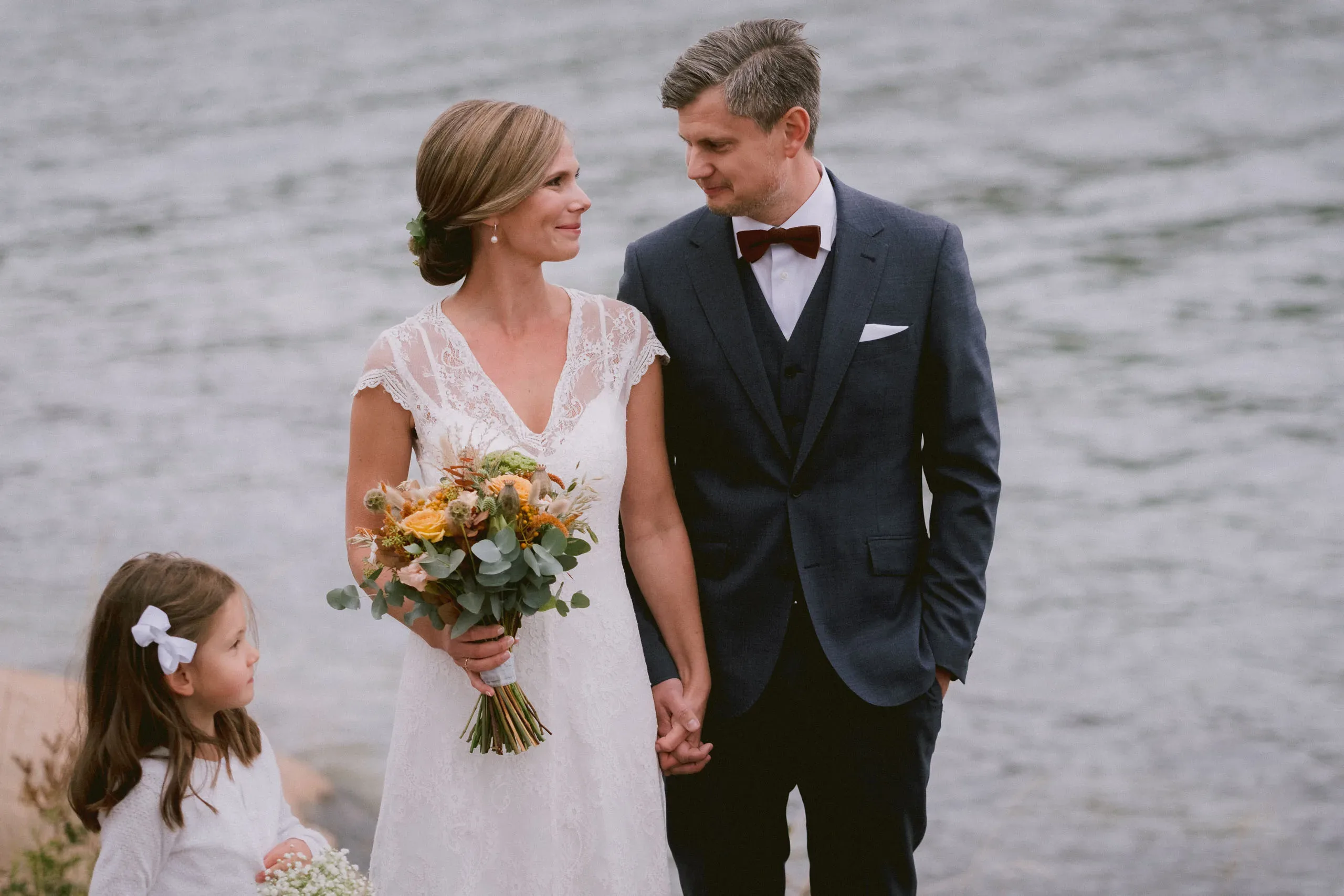 Ida & Johan under sitt bröllop vid Svärdsklova utanför Nyköping bild 20