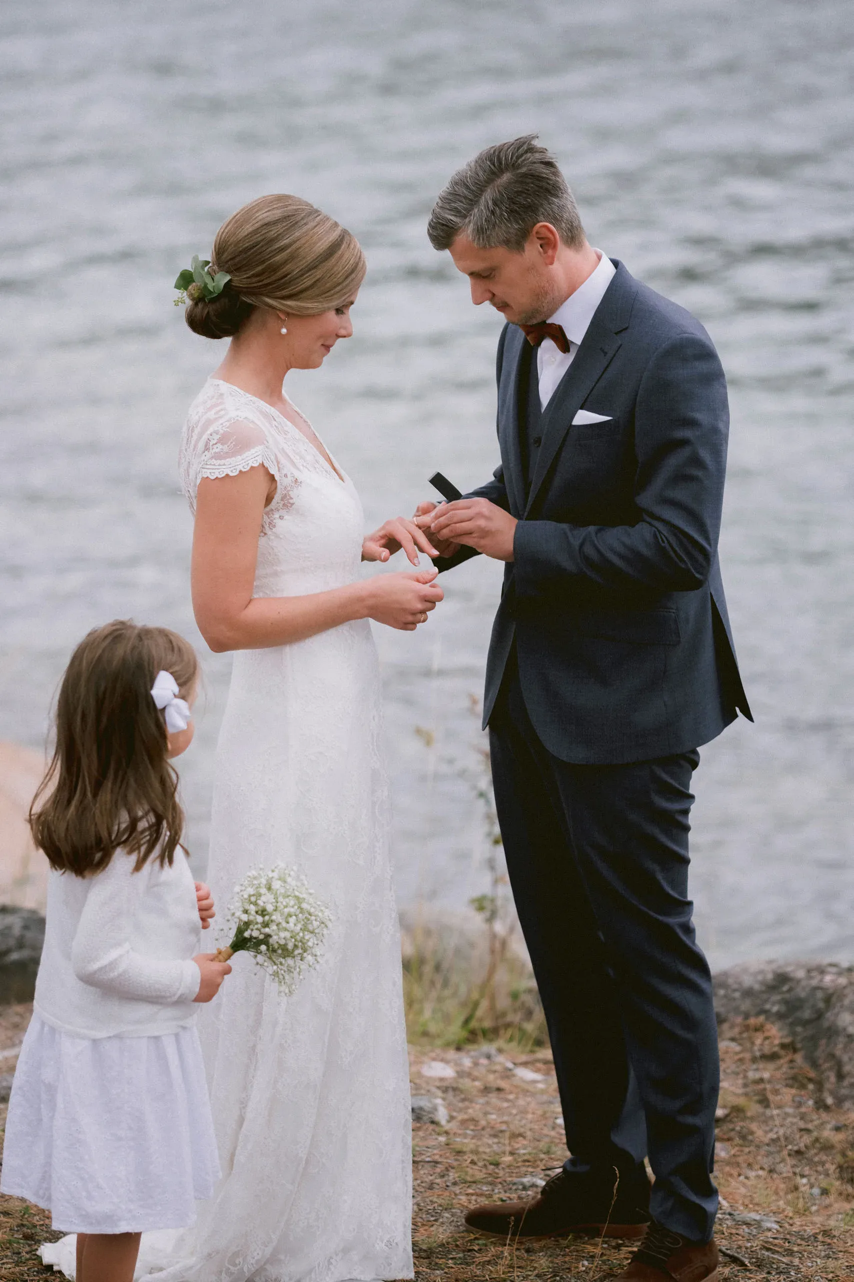 Ida & Johan under sitt bröllop vid Svärdsklova utanför Nyköping bild 21