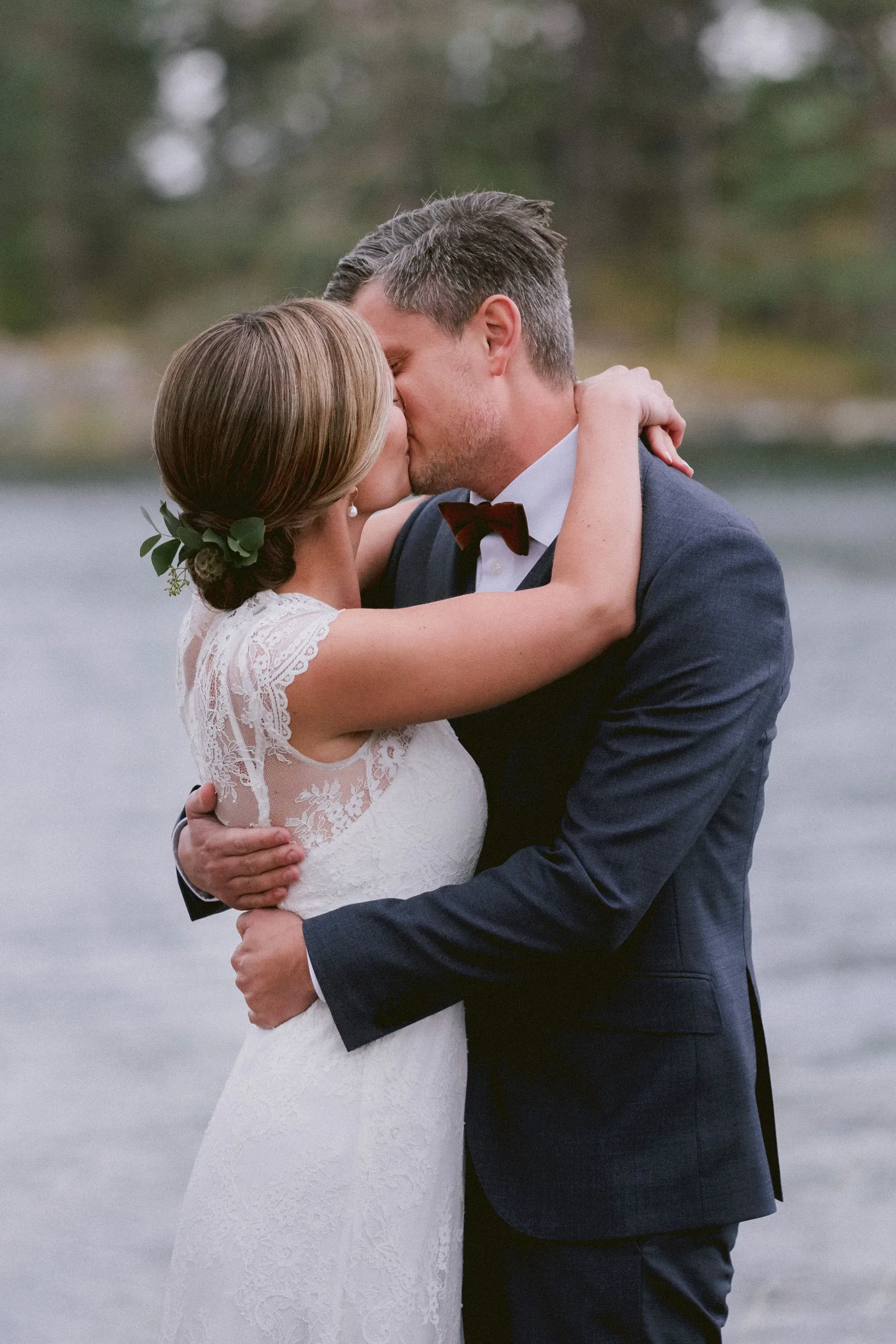 Ida & Johan under sitt bröllop vid Svärdsklova utanför Nyköping bild 22