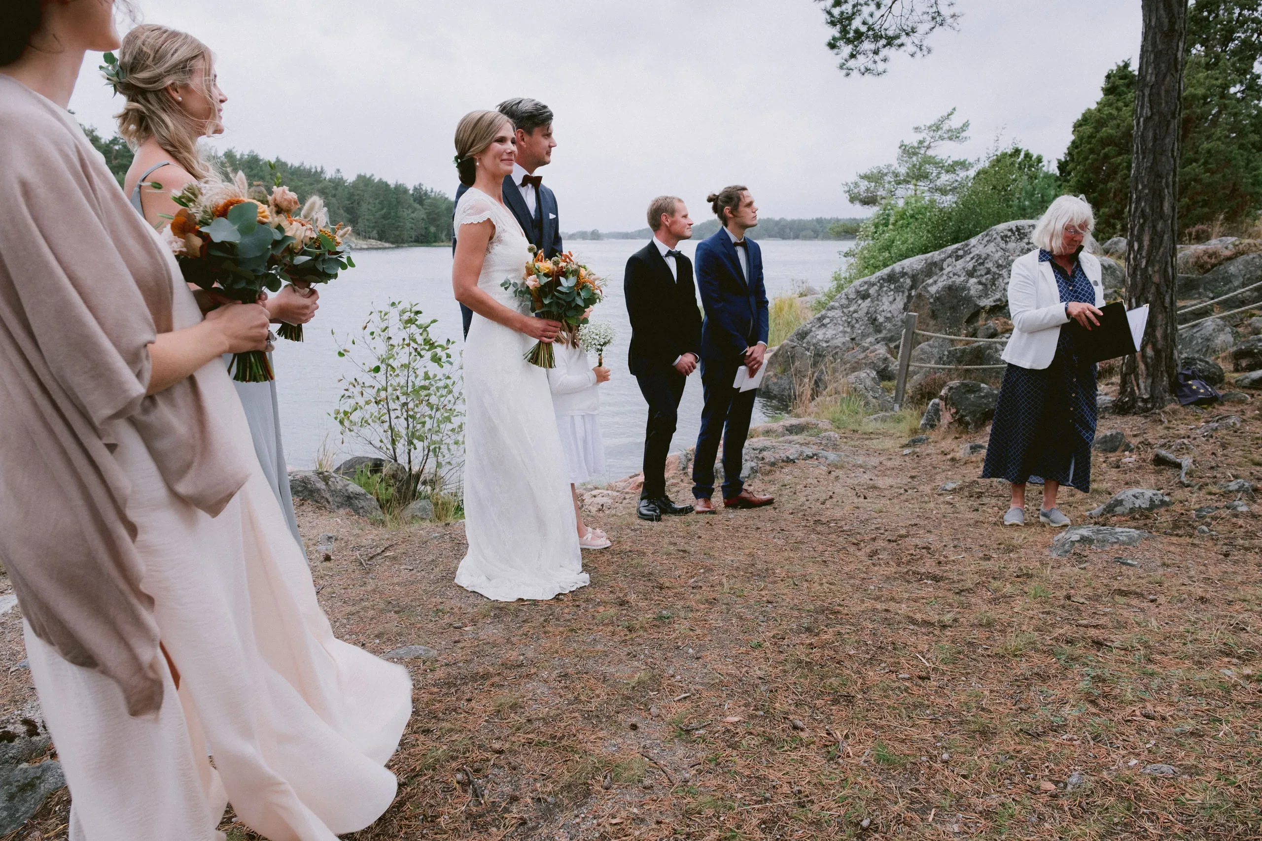 Ida & Johan under sitt bröllop vid Svärdsklova utanför Nyköping bild 23