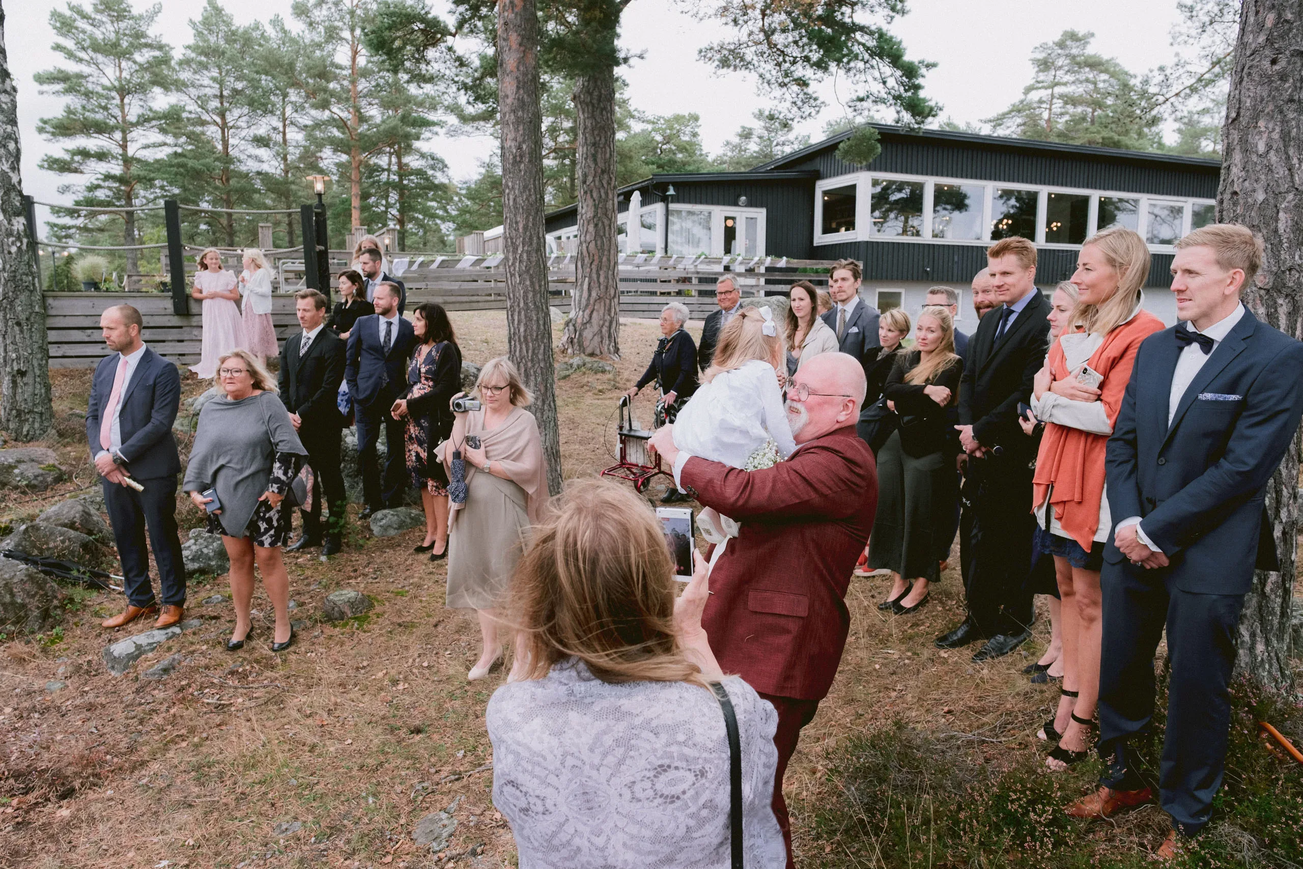 Ida & Johan under sitt bröllop vid Svärdsklova utanför Nyköping bild 24